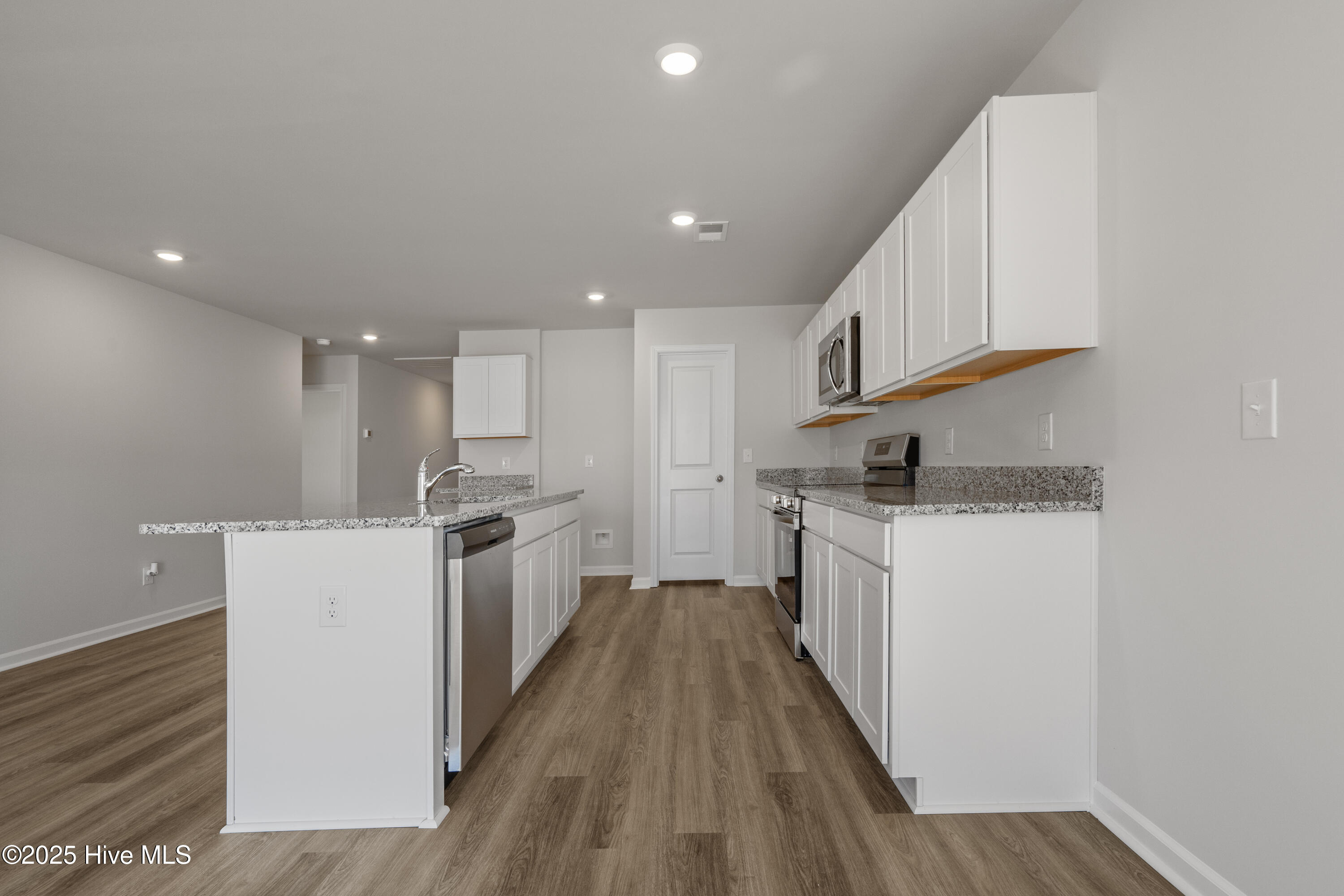 100528310 | Photo 16