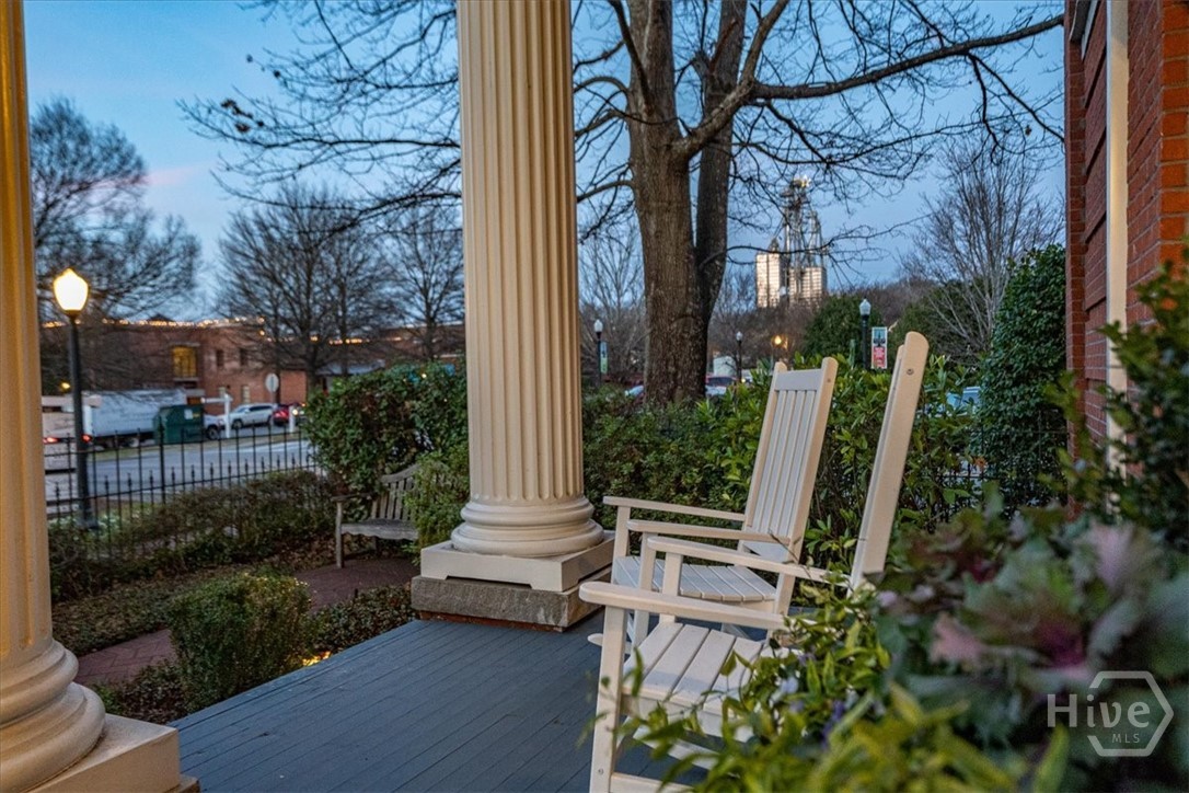 Enjoy one of the prettiest small towns in the country from the very heart of it!