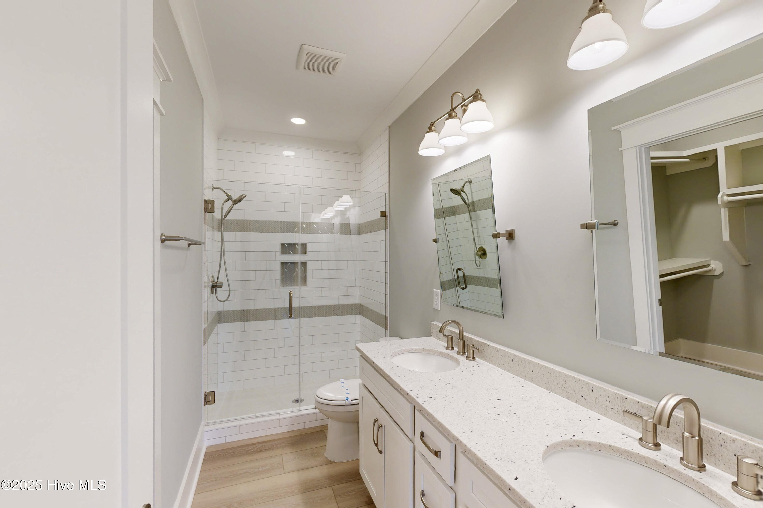 100529326 | Photo 40