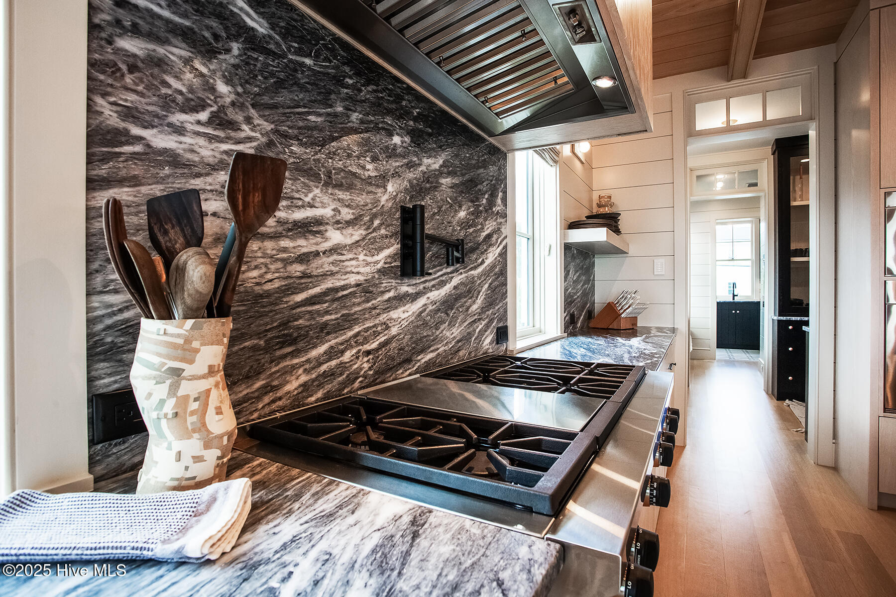 100528983 | Photo 24