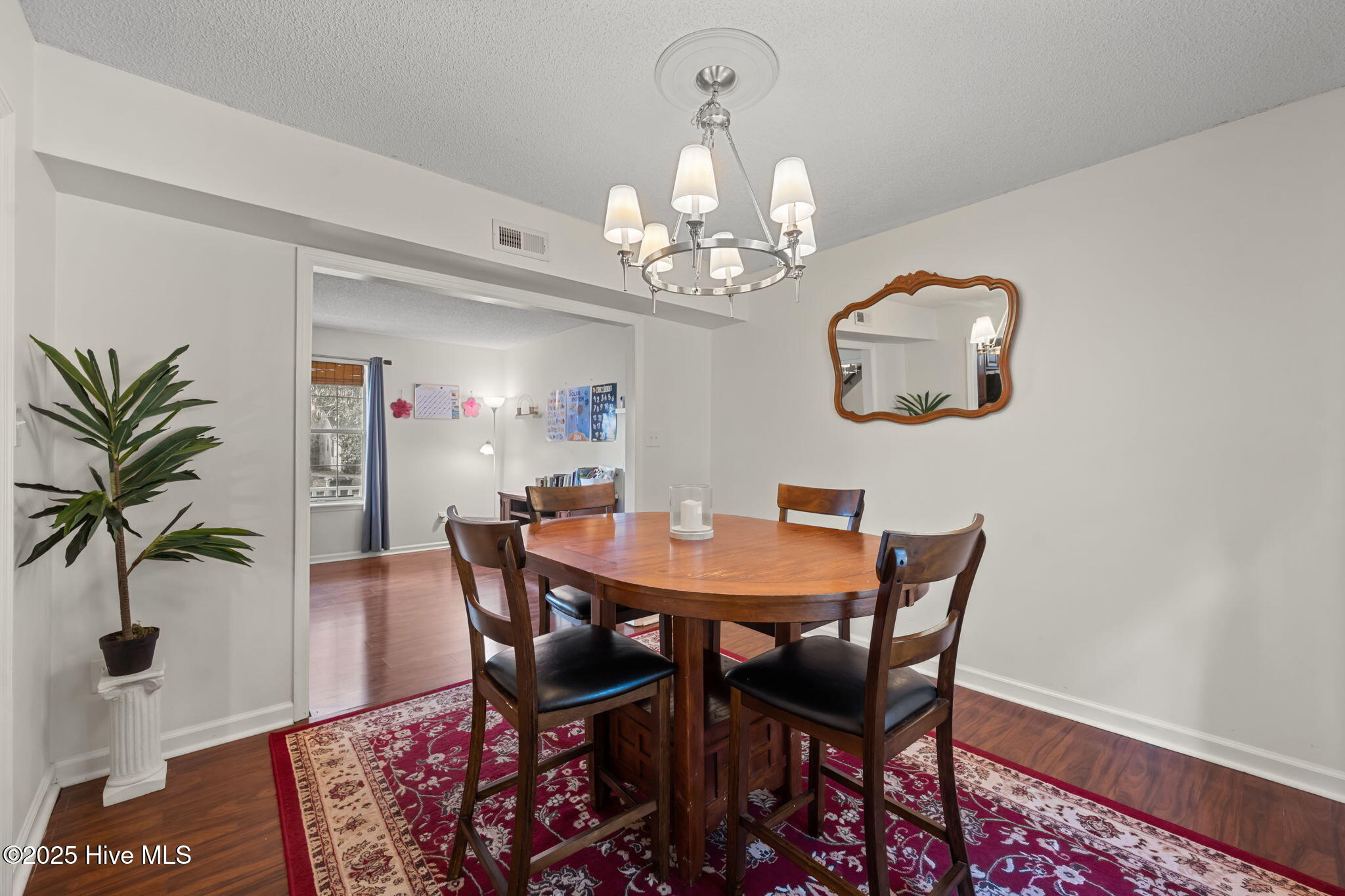 100539001 | Photo 11