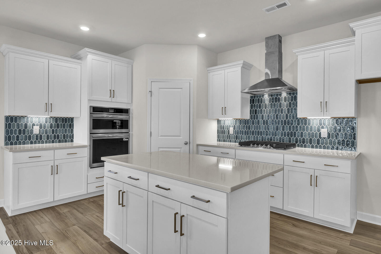 100500877 | Photo 11