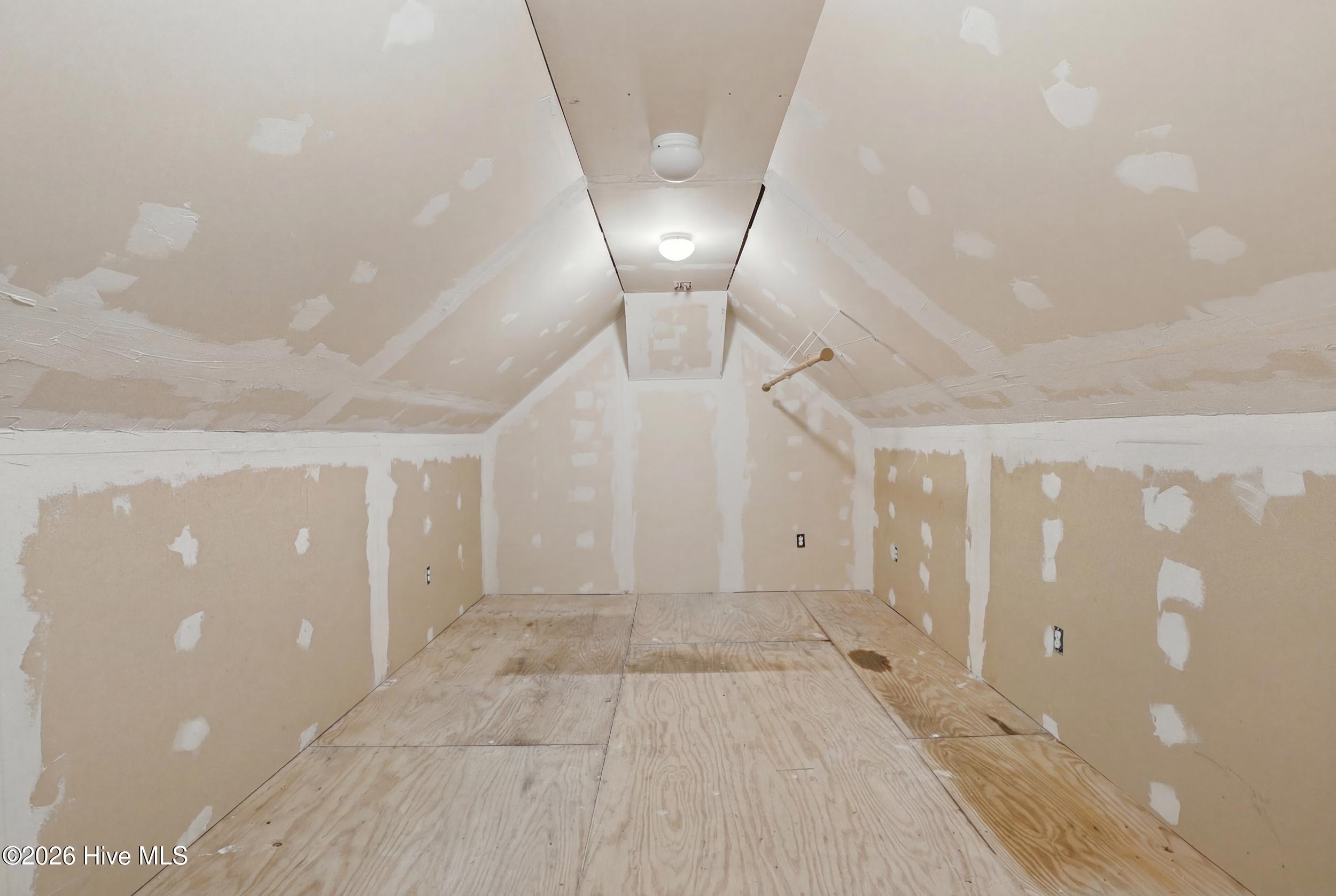 100563853 | Photo 30