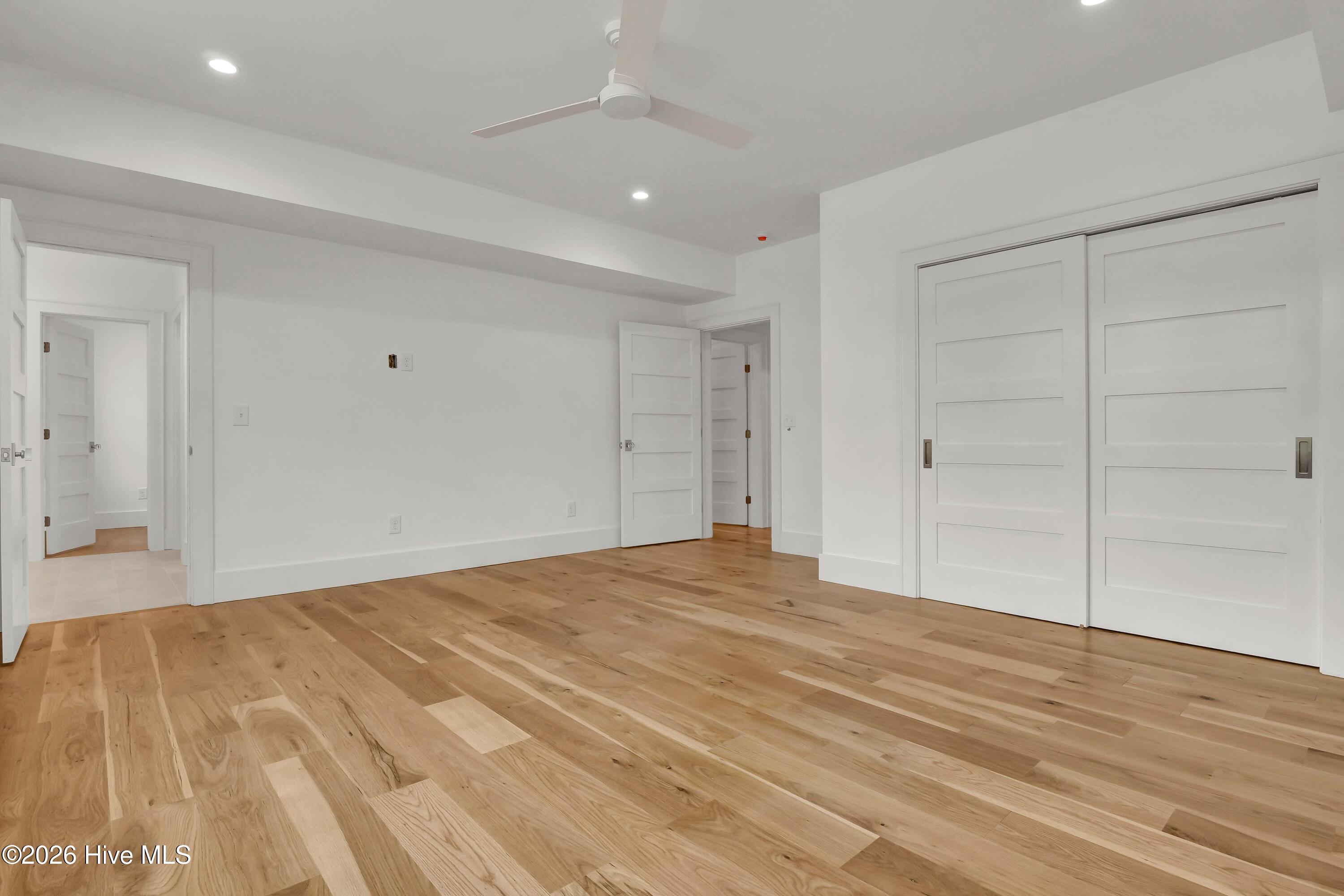 100553648 | Photo 51