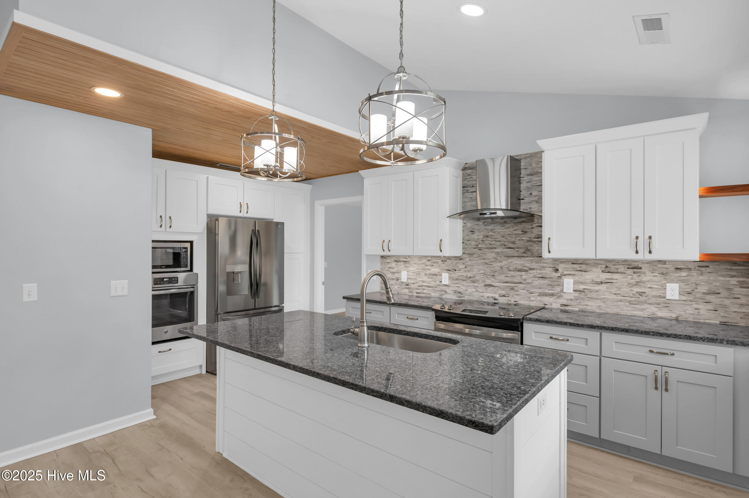 100535250 | Photo 11