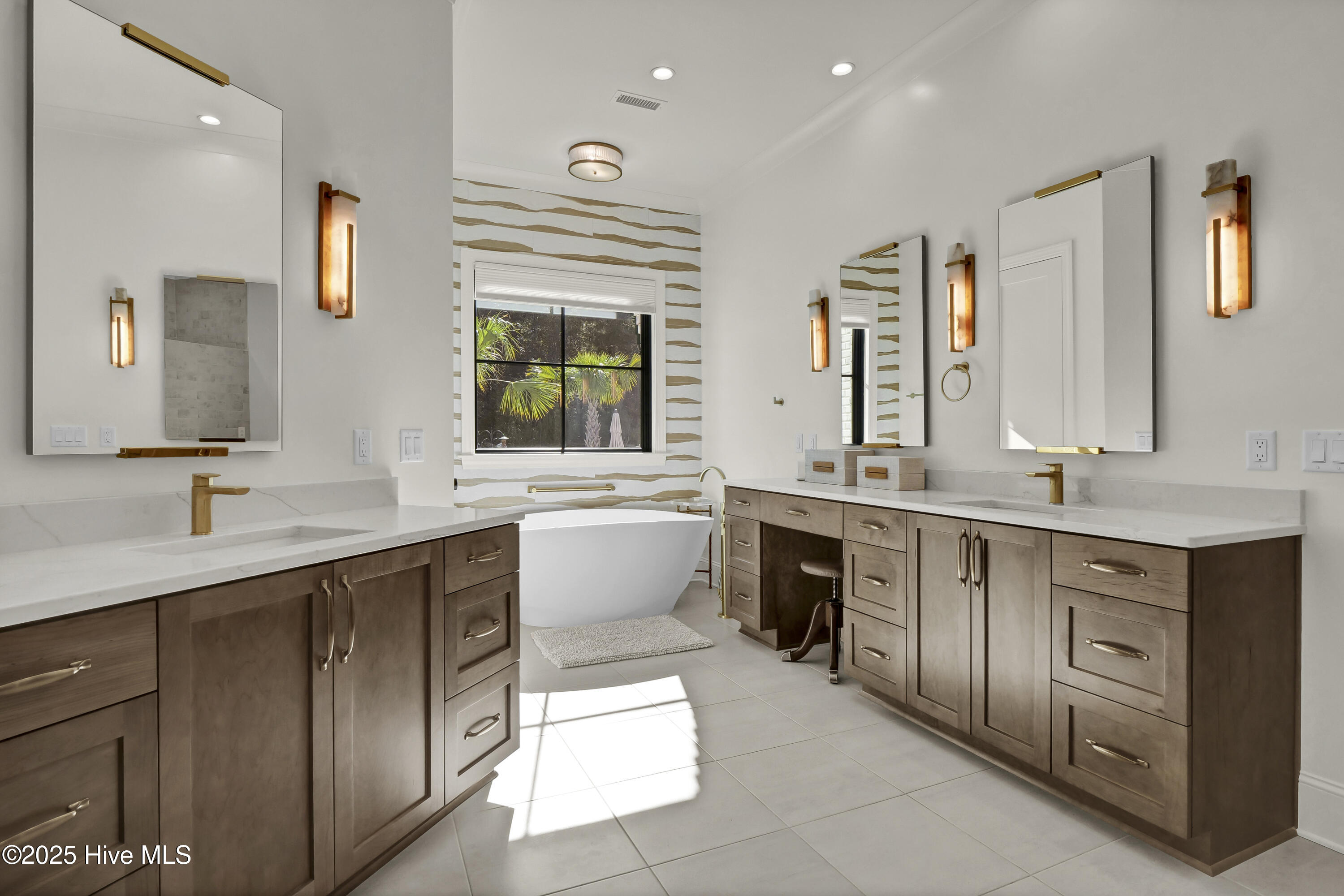 100532496 | Photo 35