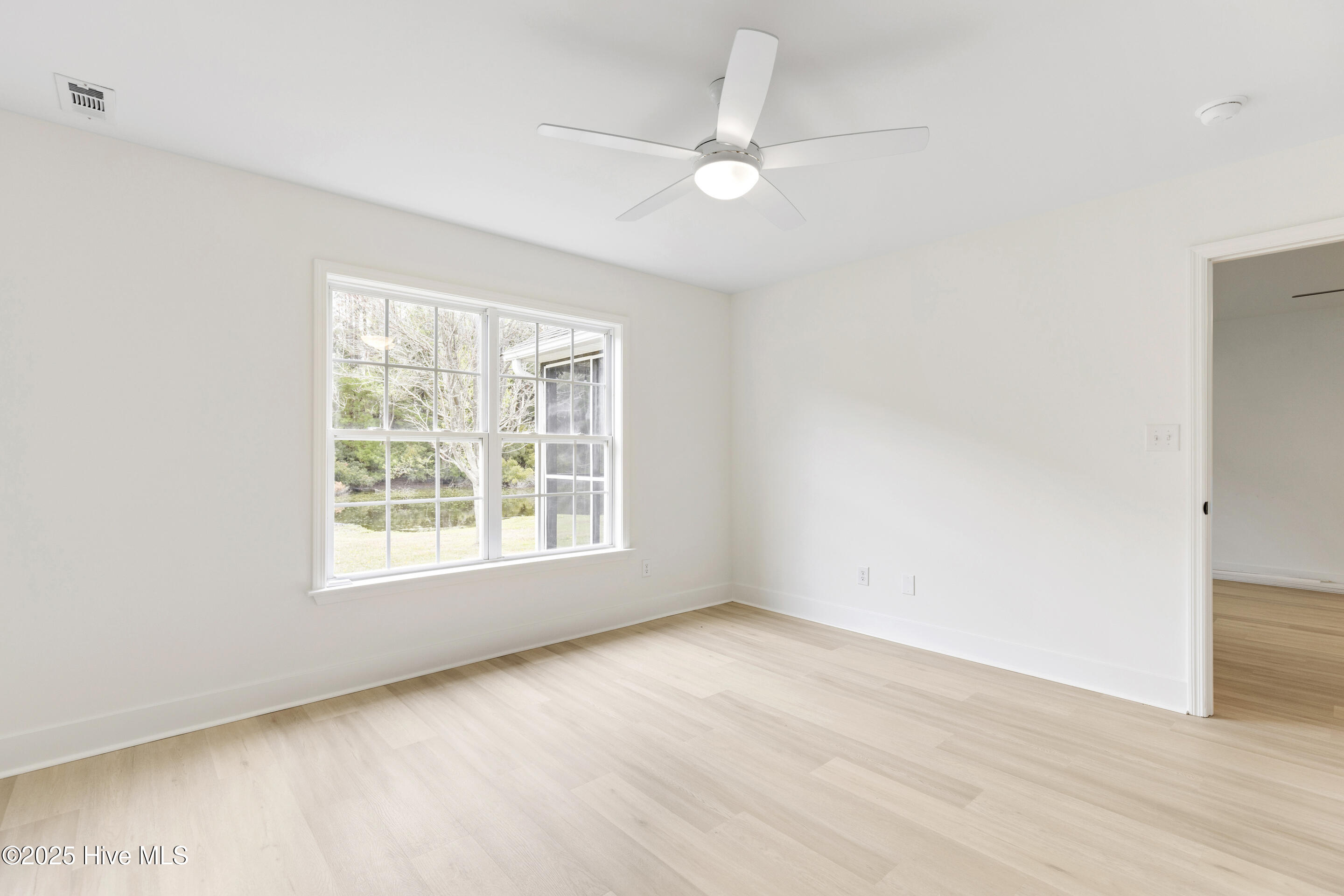 100548000 | Photo 32