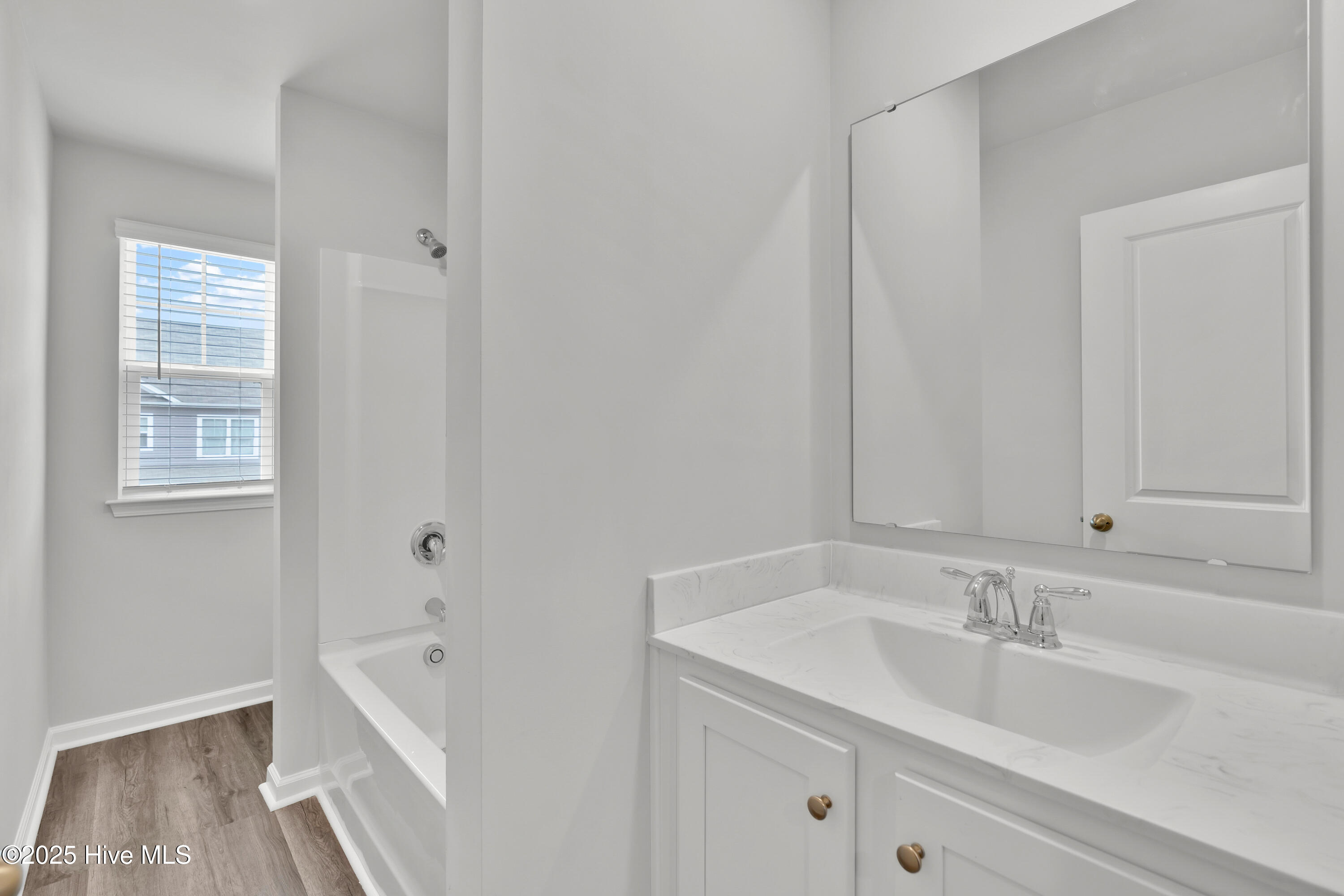 100522330 | Photo 25