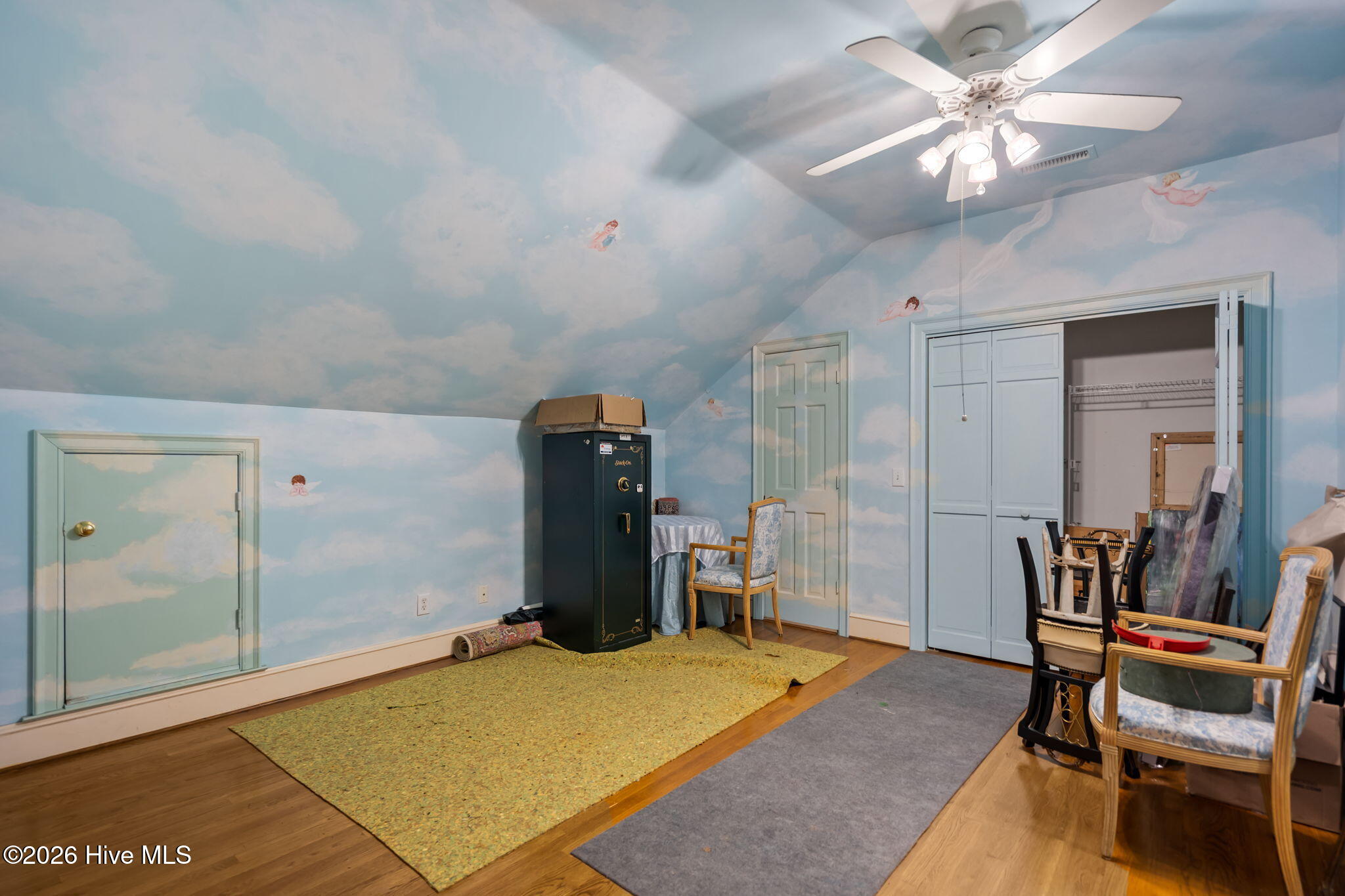 100570294 | Photo 44