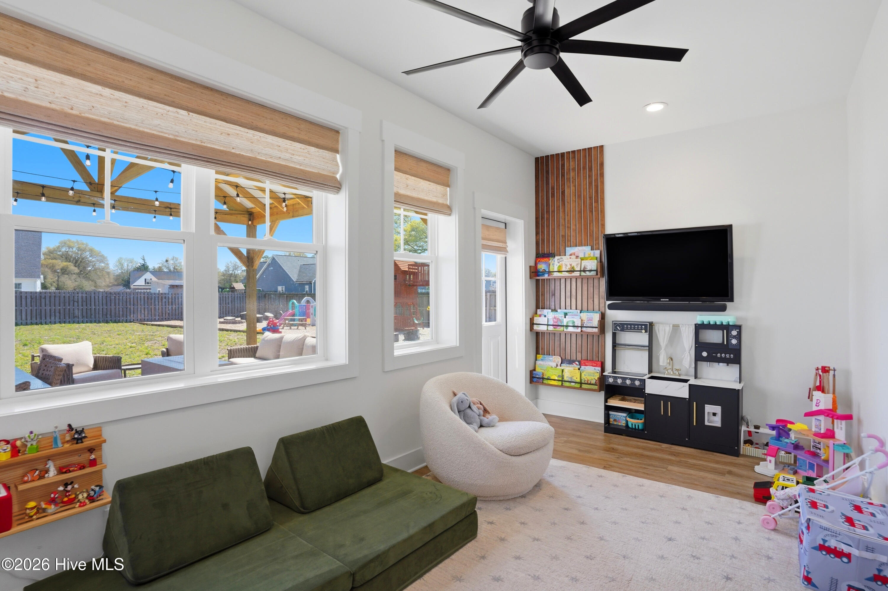 100561504 | Photo 28