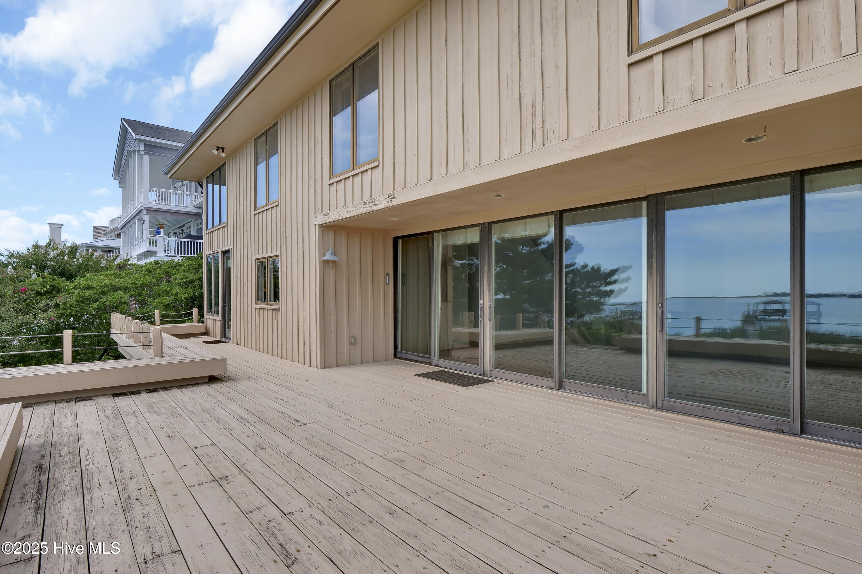 100527389 | Photo 45