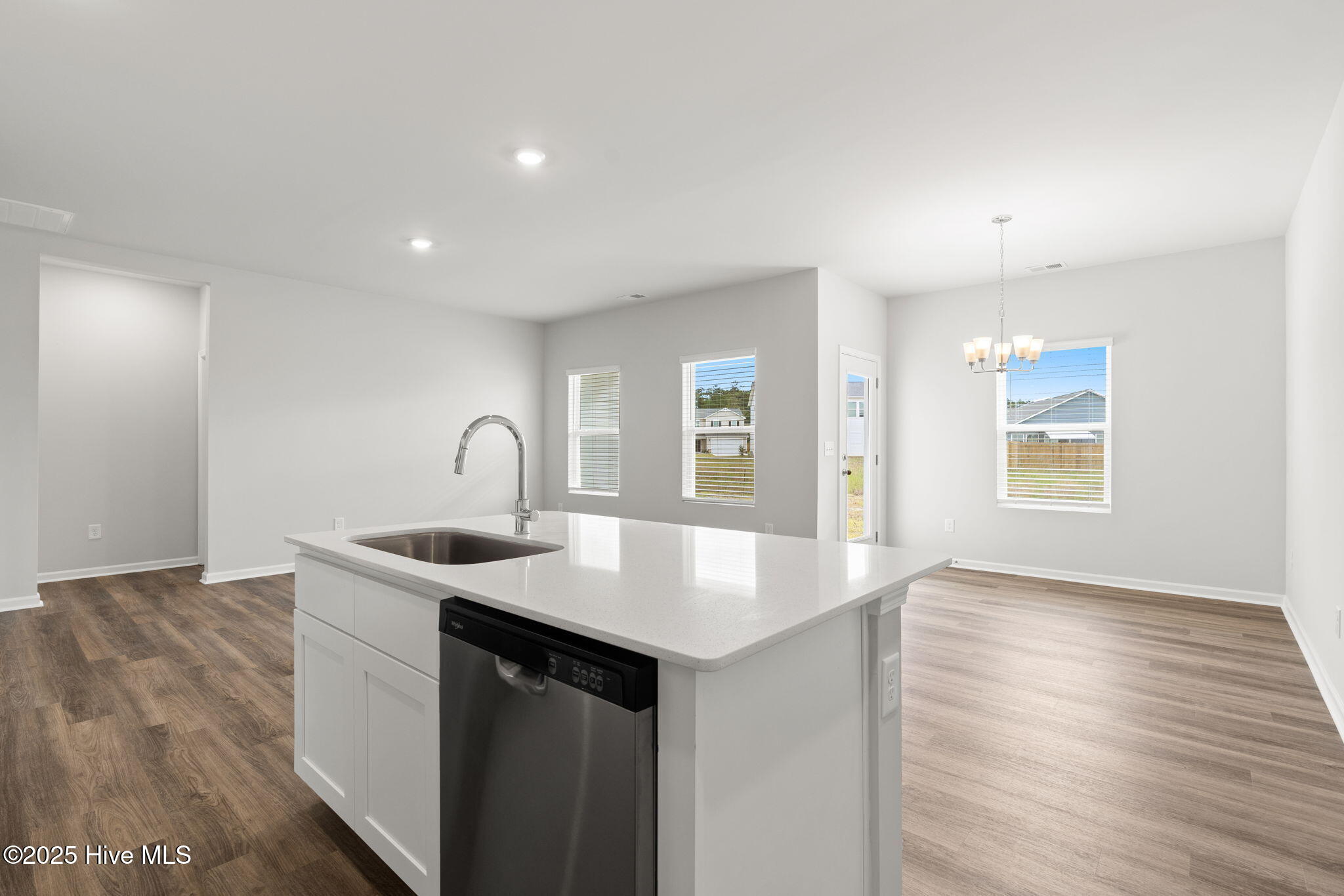 100532867 | Photo 26