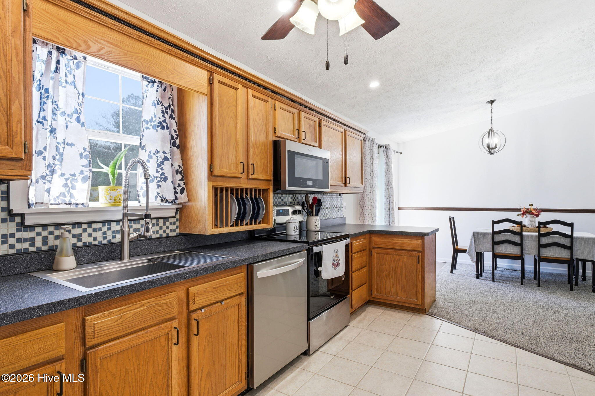 100561818 | Photo 12