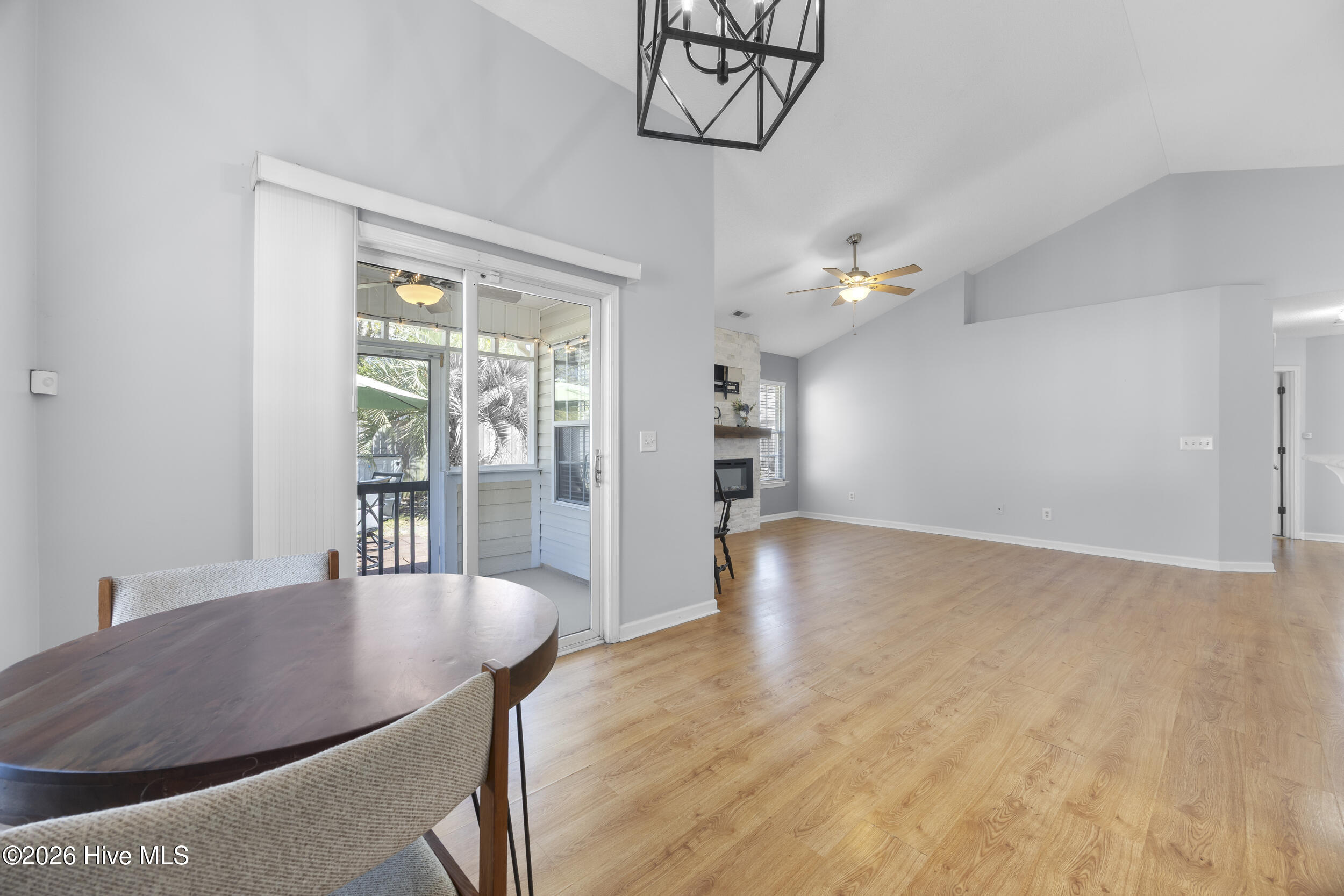 100565263 | Photo 17