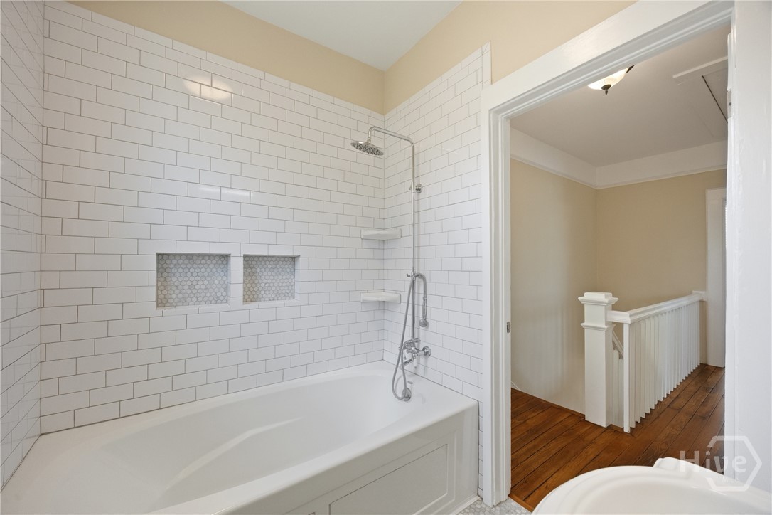 Bathroom with classic finishes