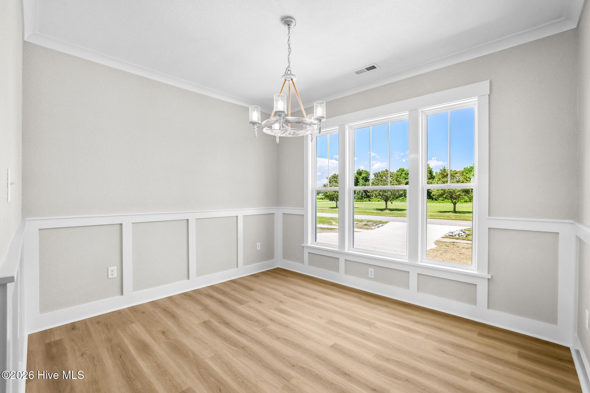 Dinning room w/wainscoating
