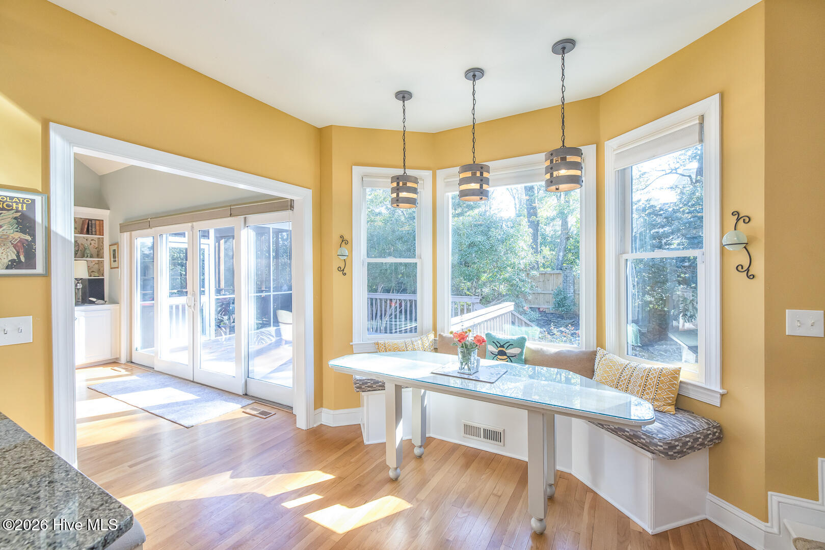 100550296 | Photo 21