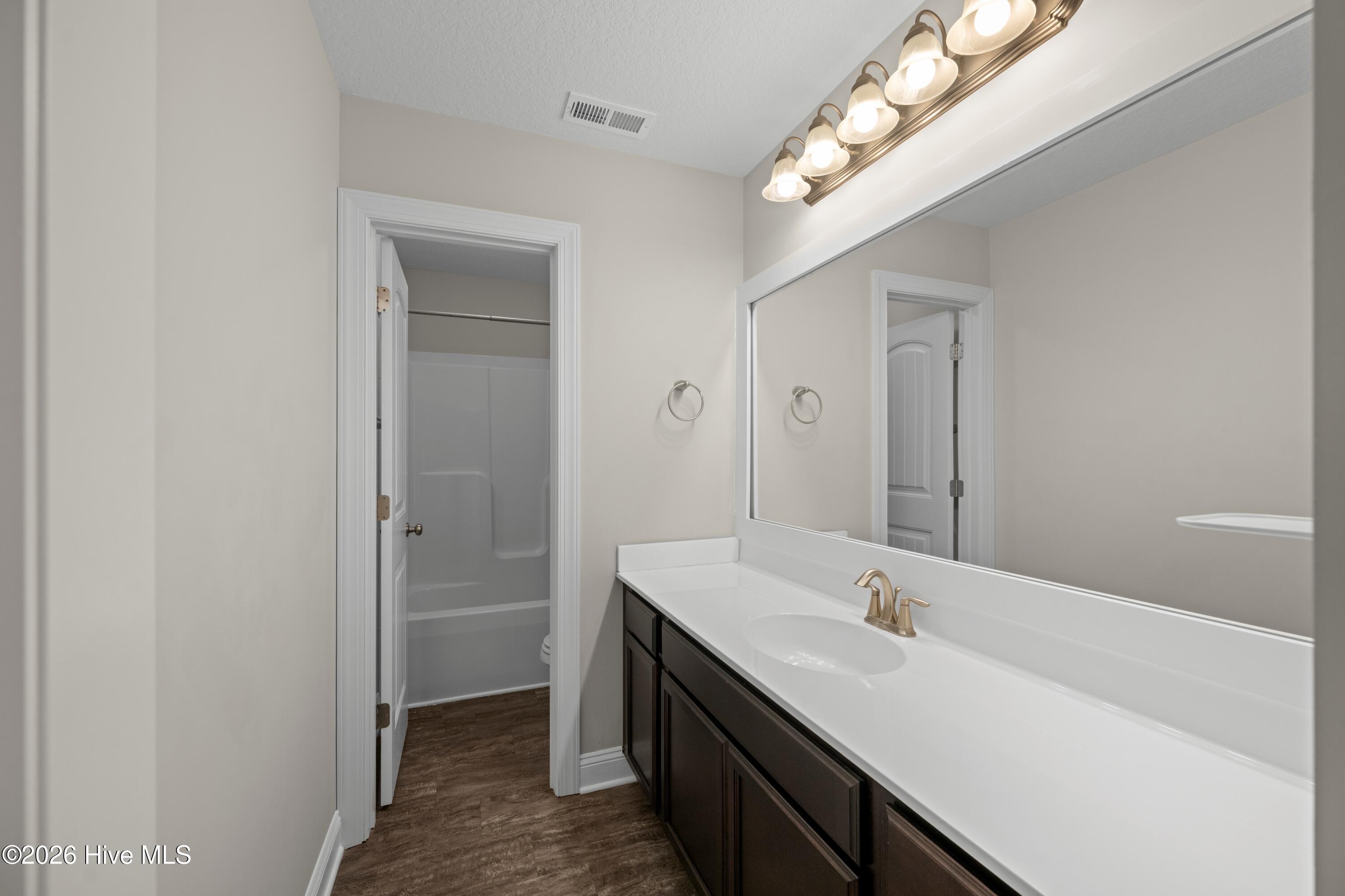 100561863 | Photo 30