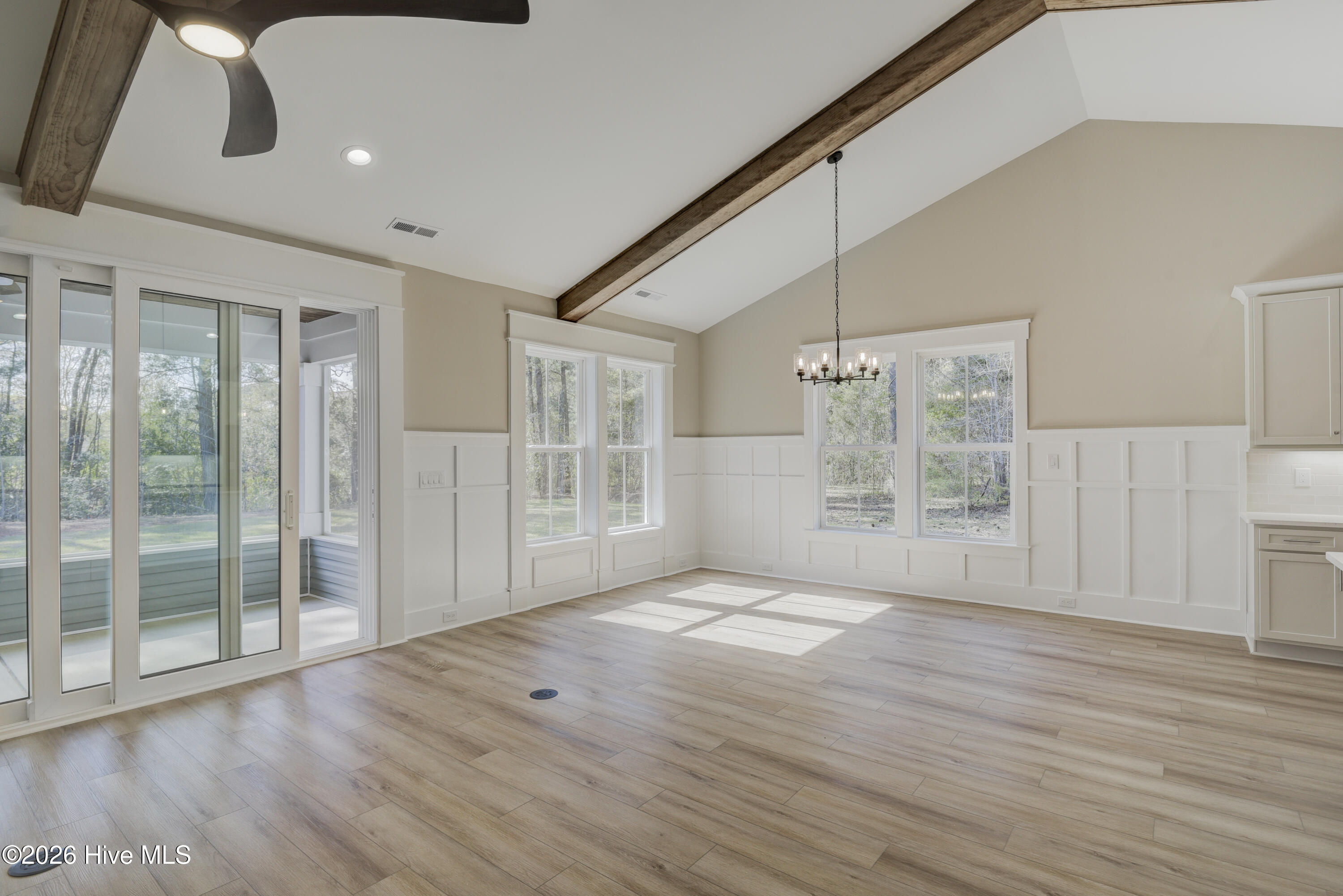 100563522 | Photo 17