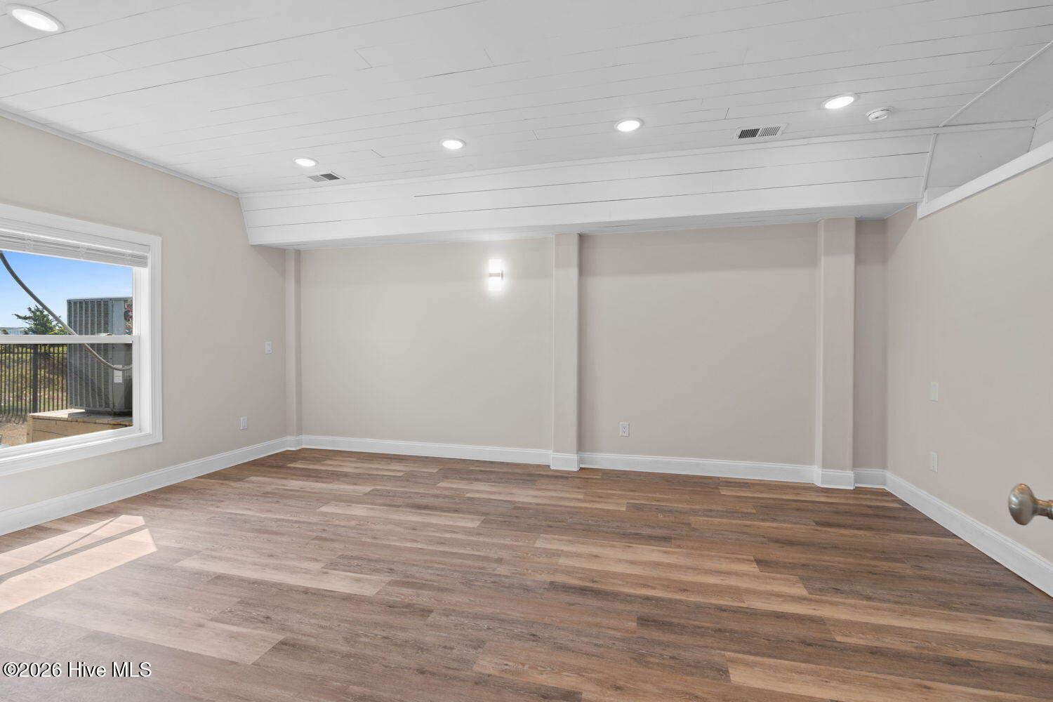 100561673 | Photo 39