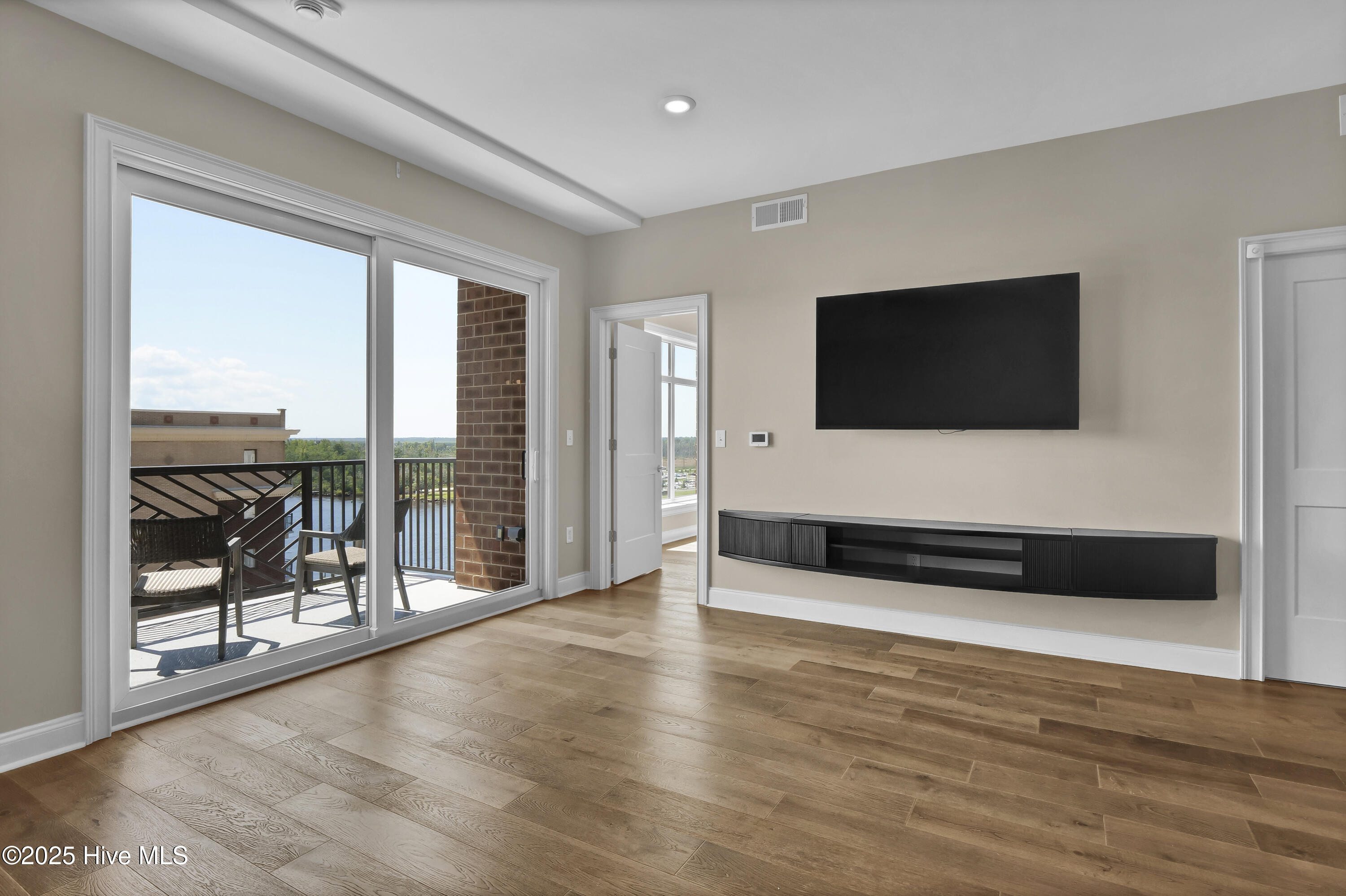 100526322 | Photo 78