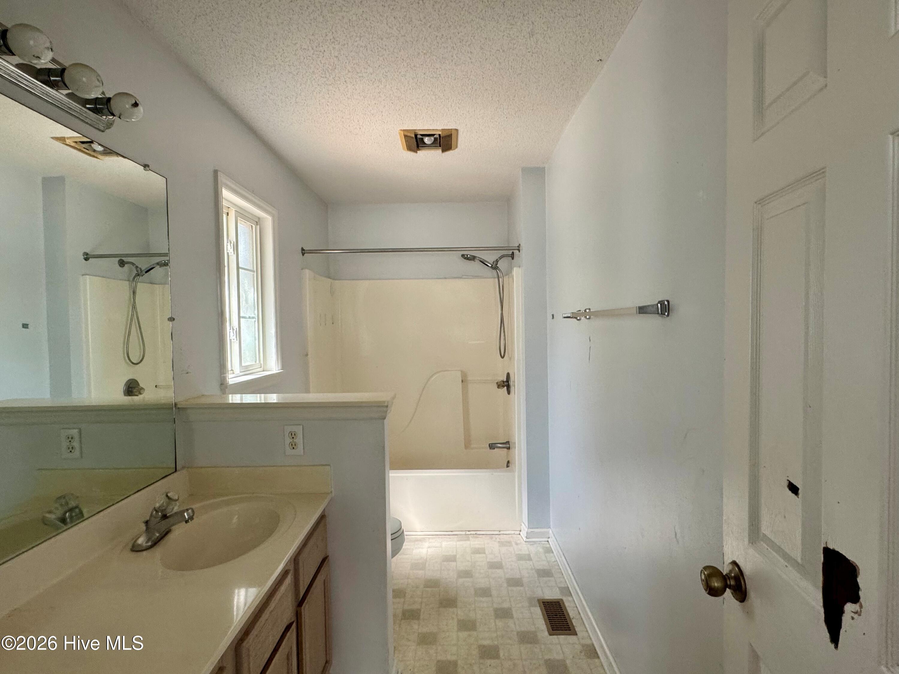 100561066 | Photo 13