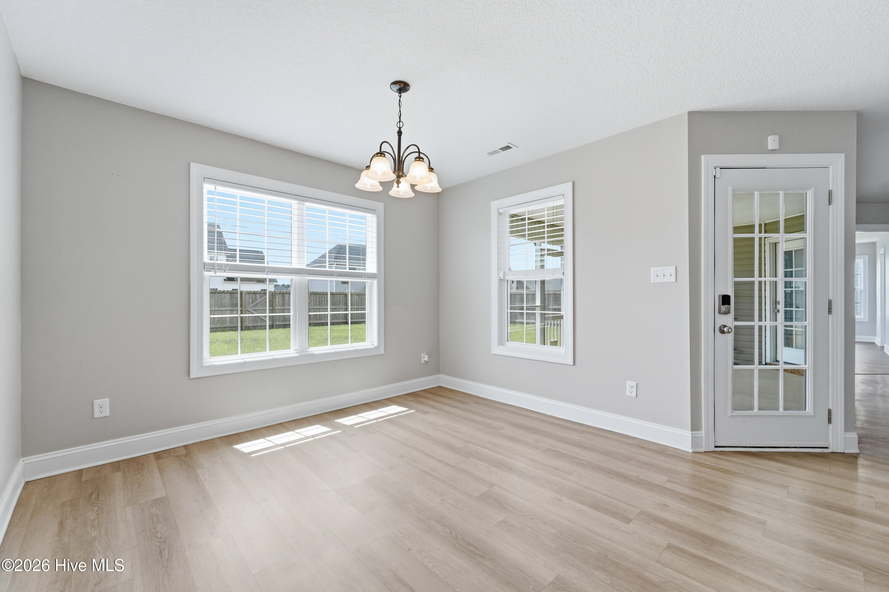 100570478 | Photo 26