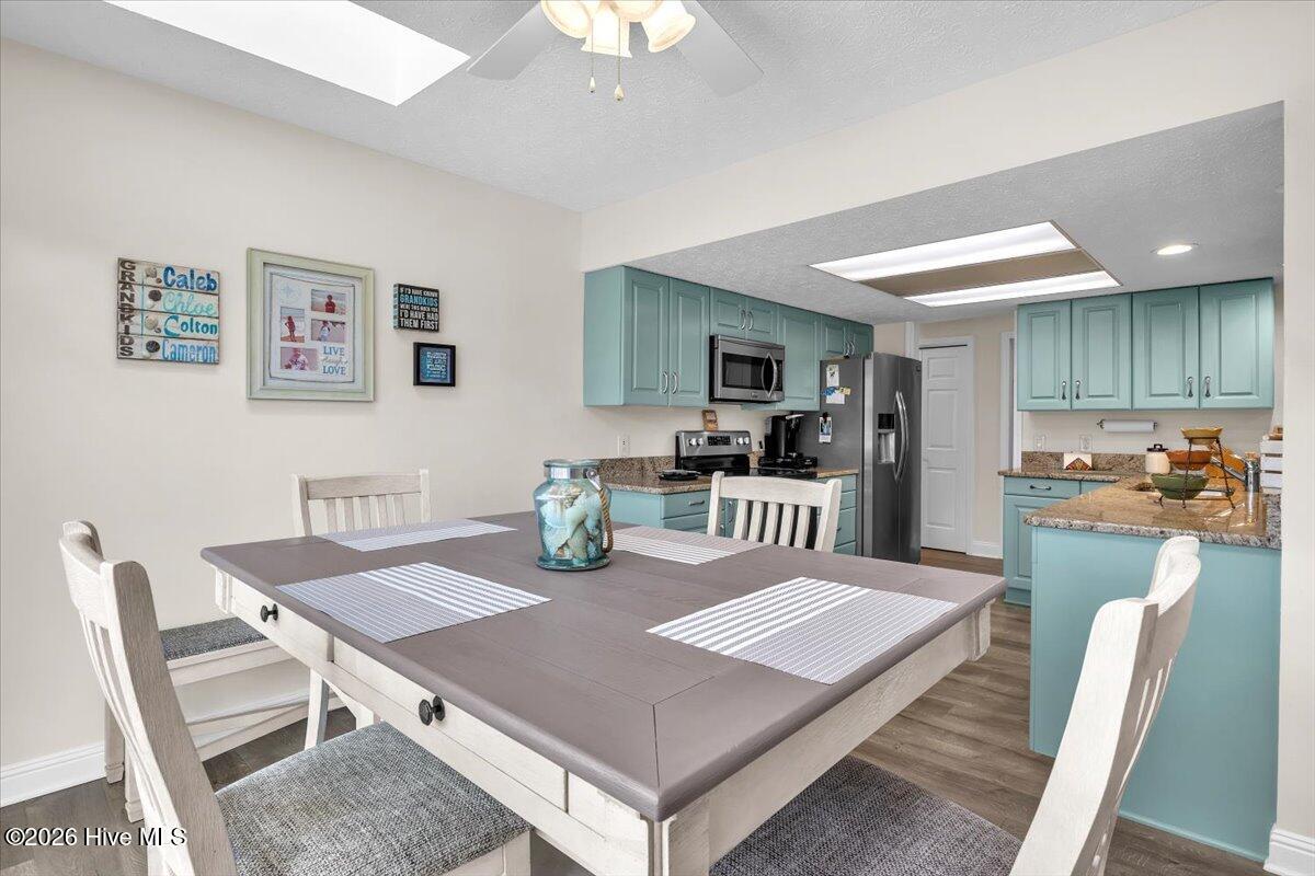 100563011 | Photo 25