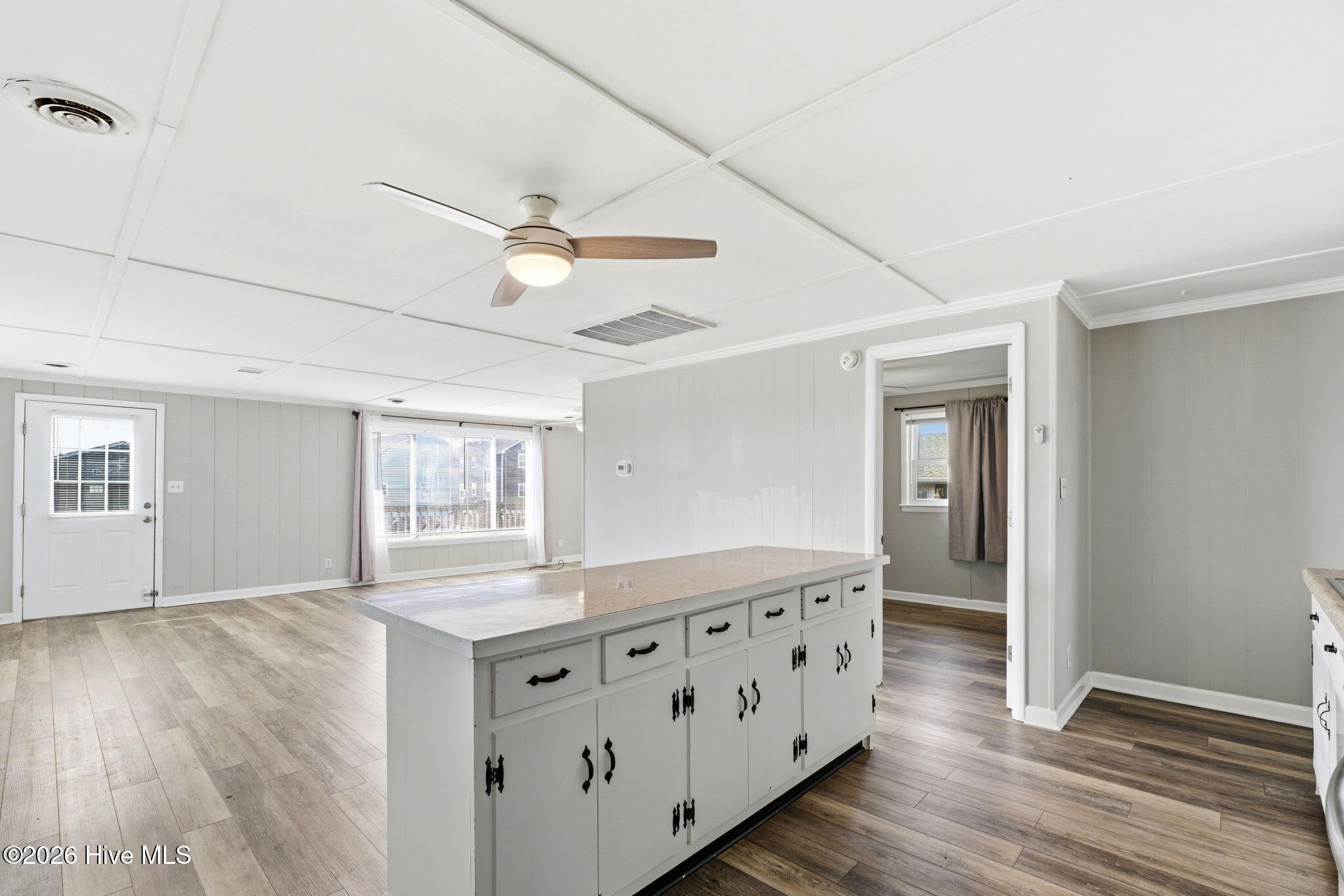 100557870 | Photo 23