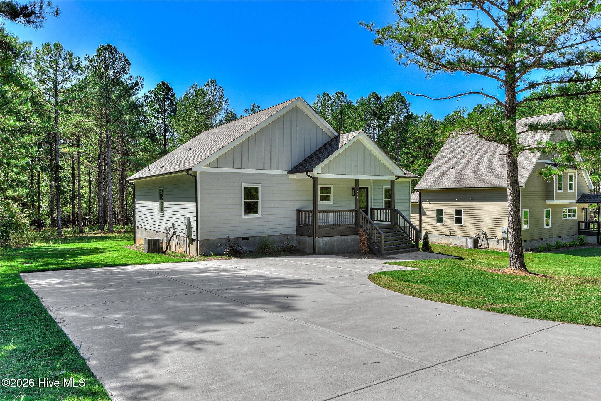 4bd/3.5ba with 1611 sqft on dockable 1.06-ac lot with ample parking