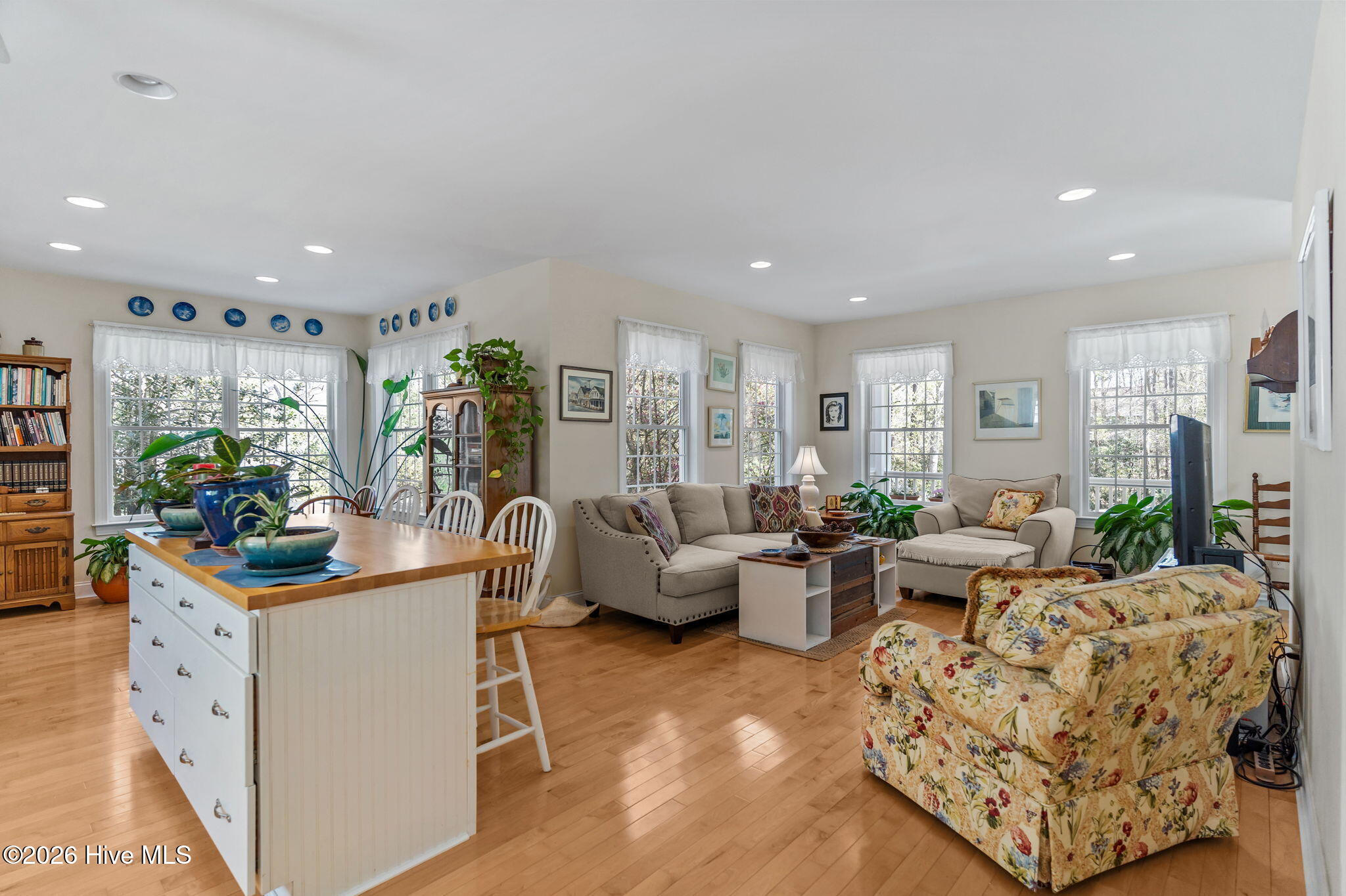 100562124 | Photo 12