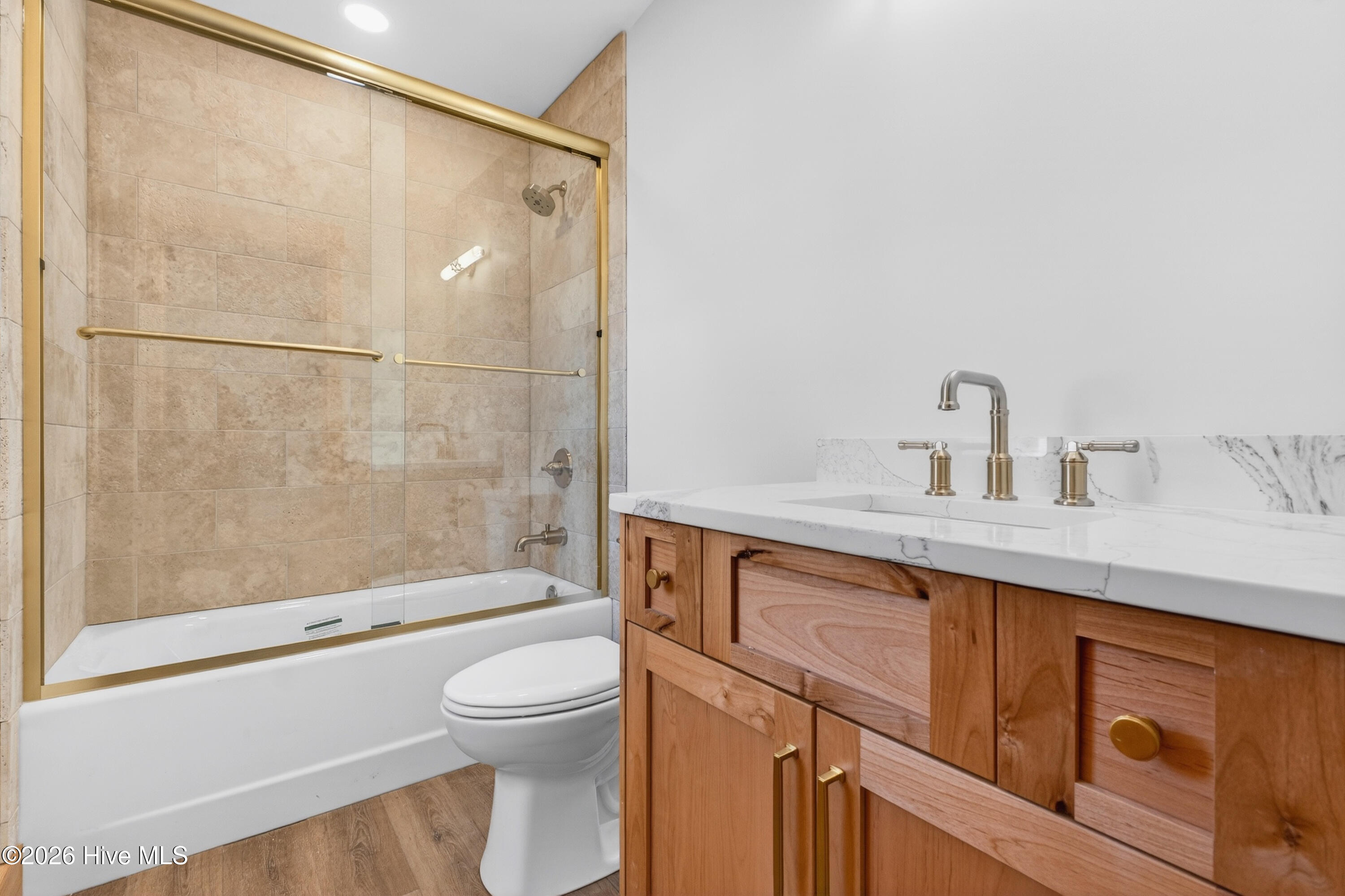 100552365 | Photo 32