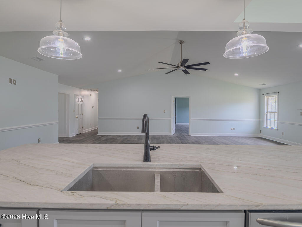 100563095 | Photo 11