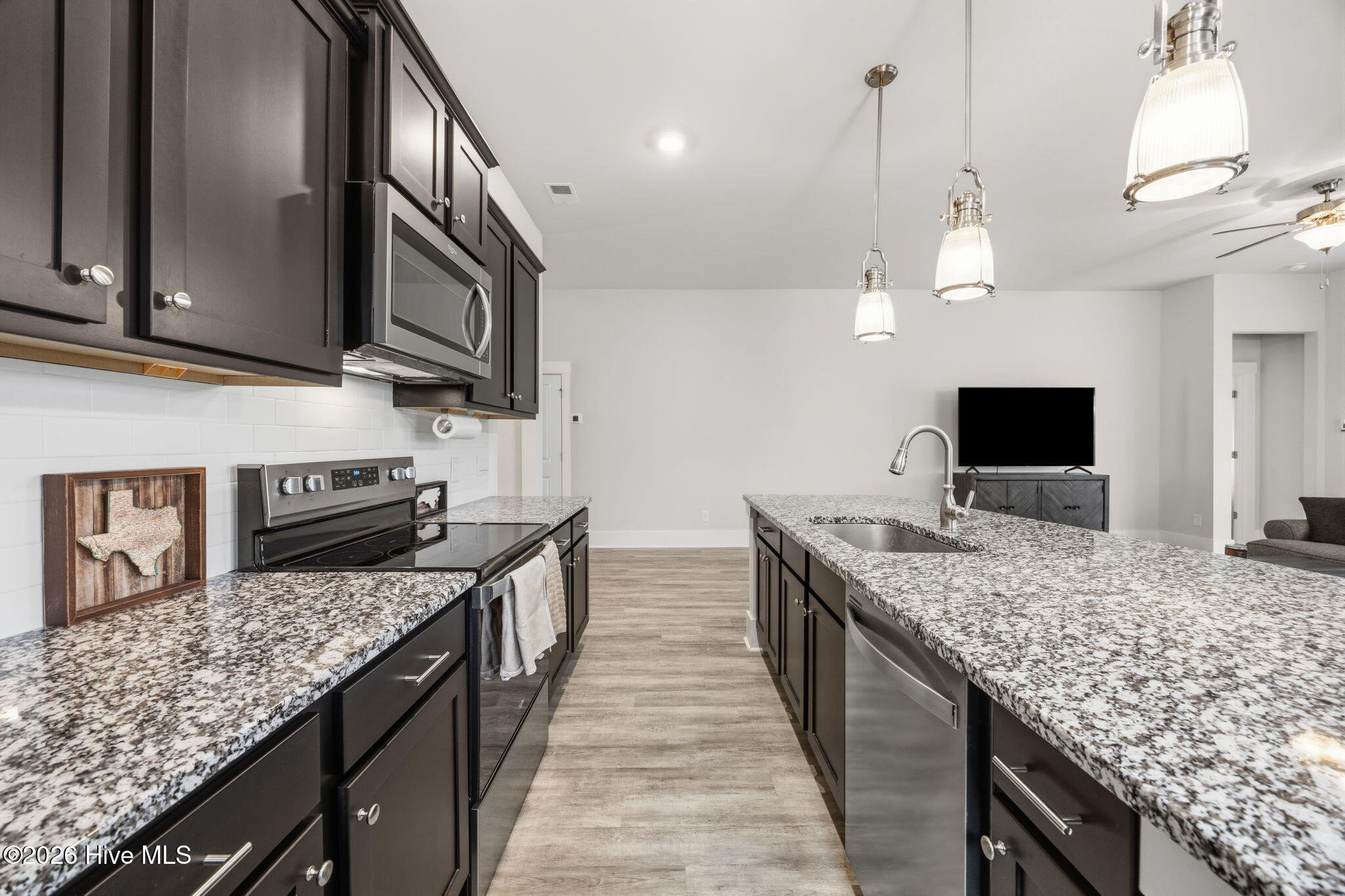 100557752 | Photo 11