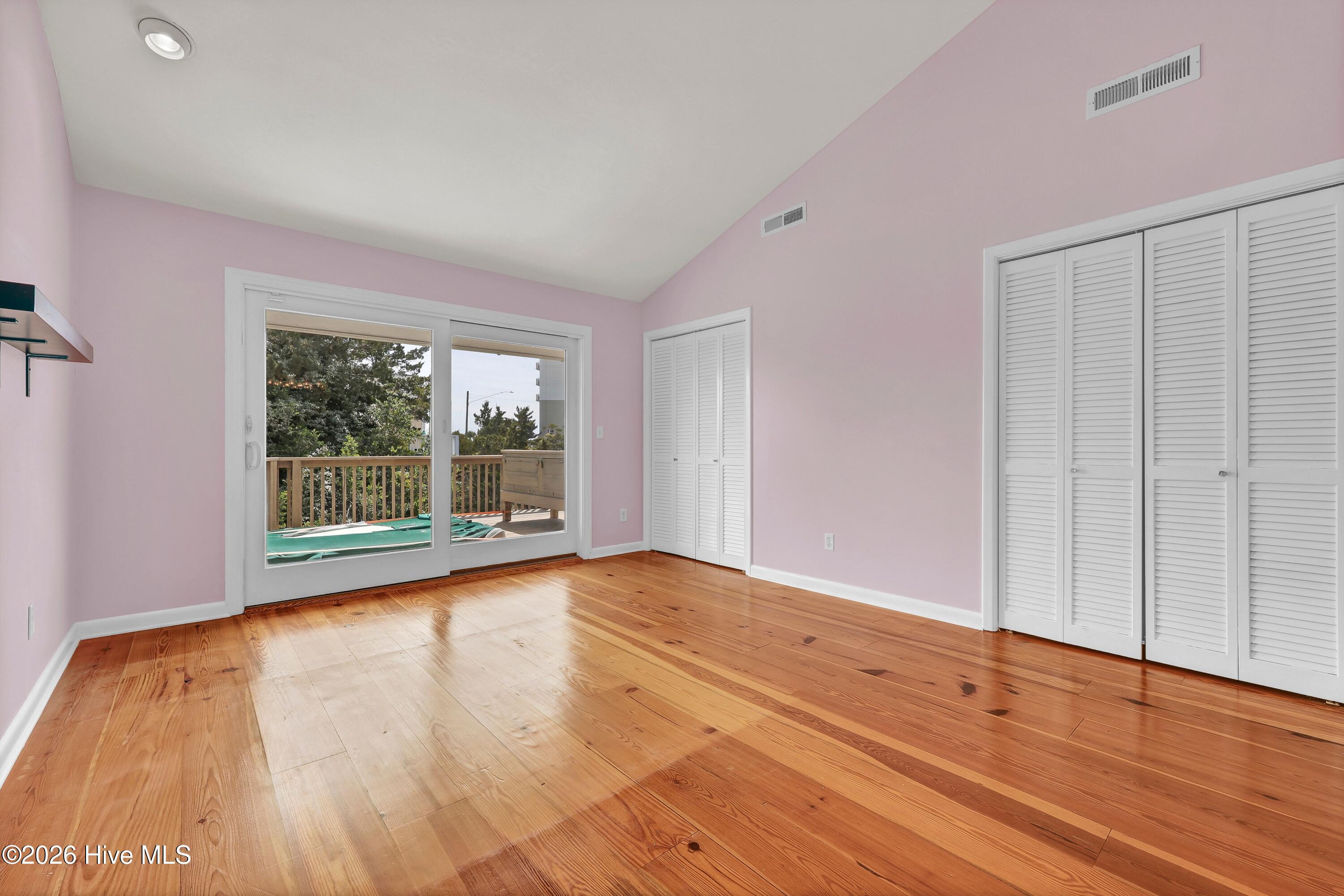 100565989 | Photo 13