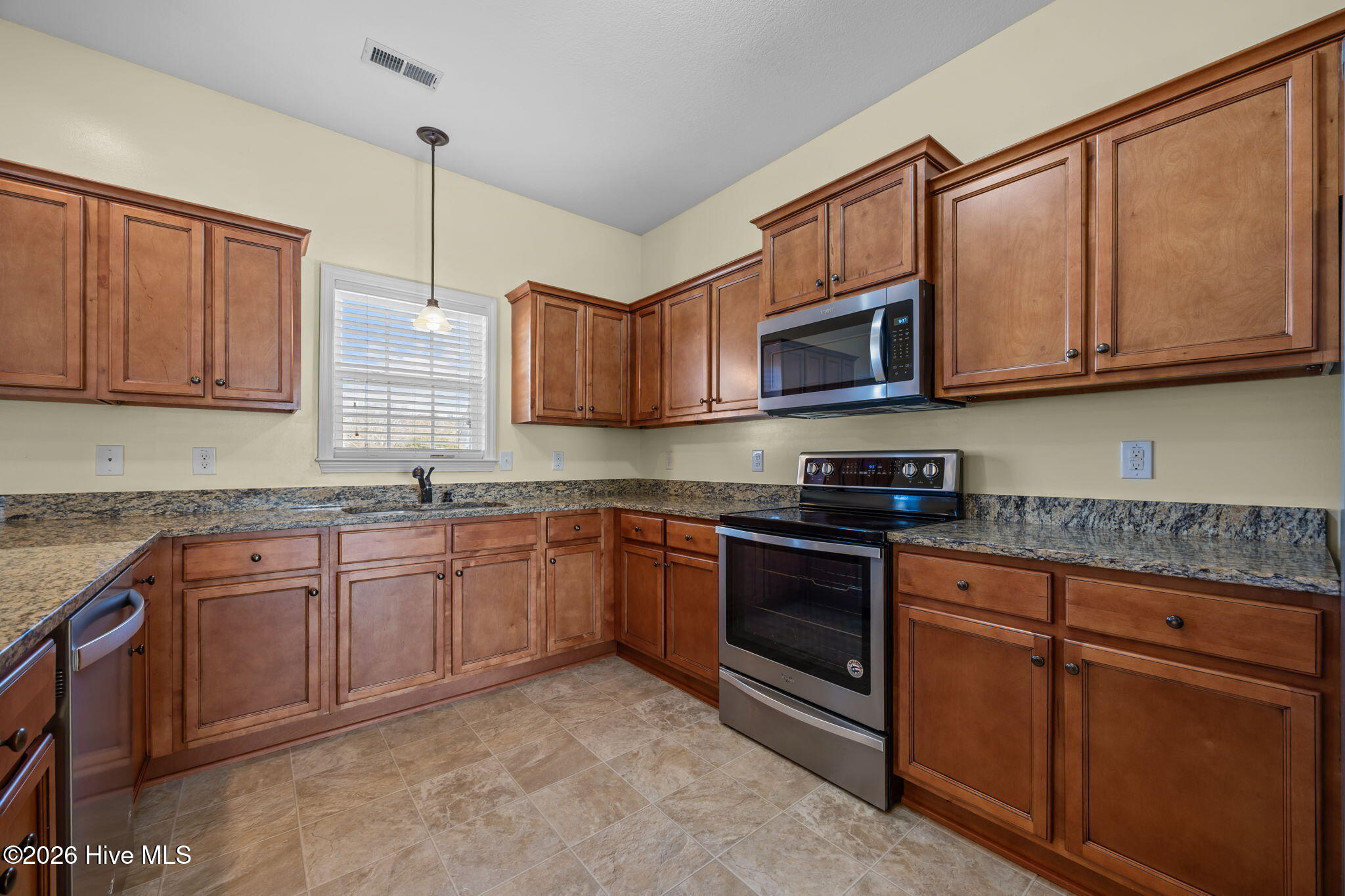 100560310 | Photo 11