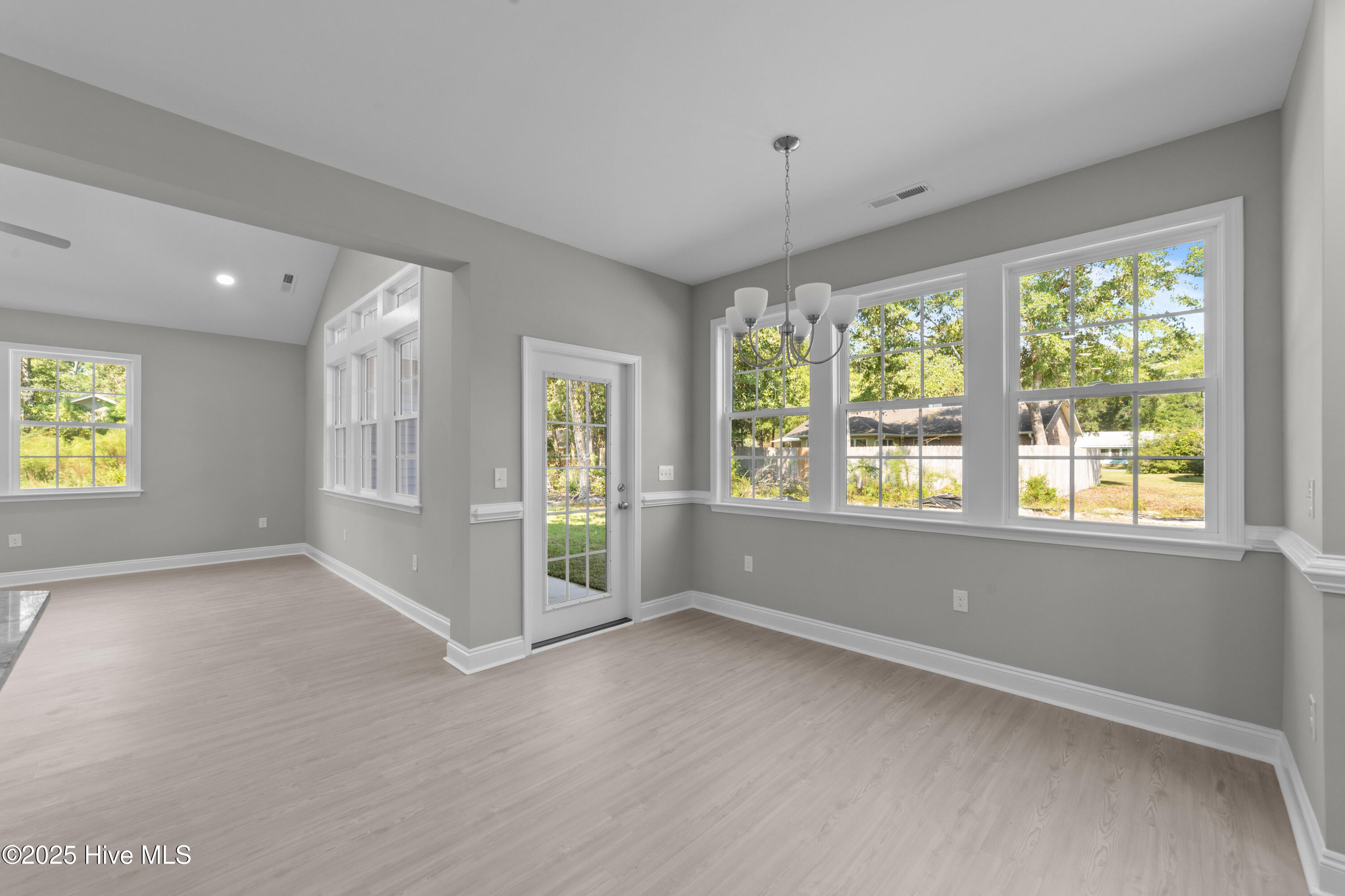 100516216 | Photo 14