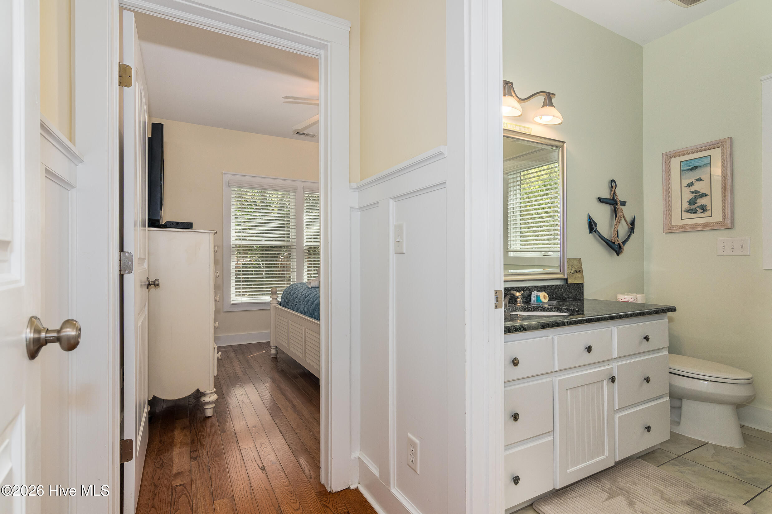 100570305 | Photo 14