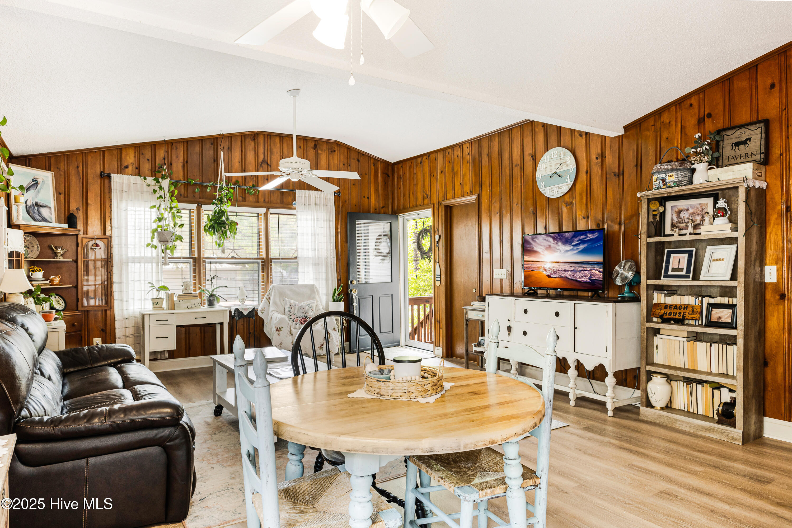 100533103 | Photo 12