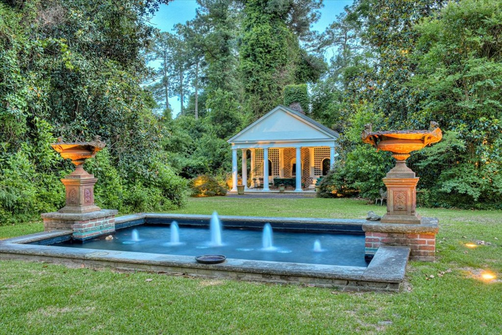 Backyard offers plenty of entertaining options