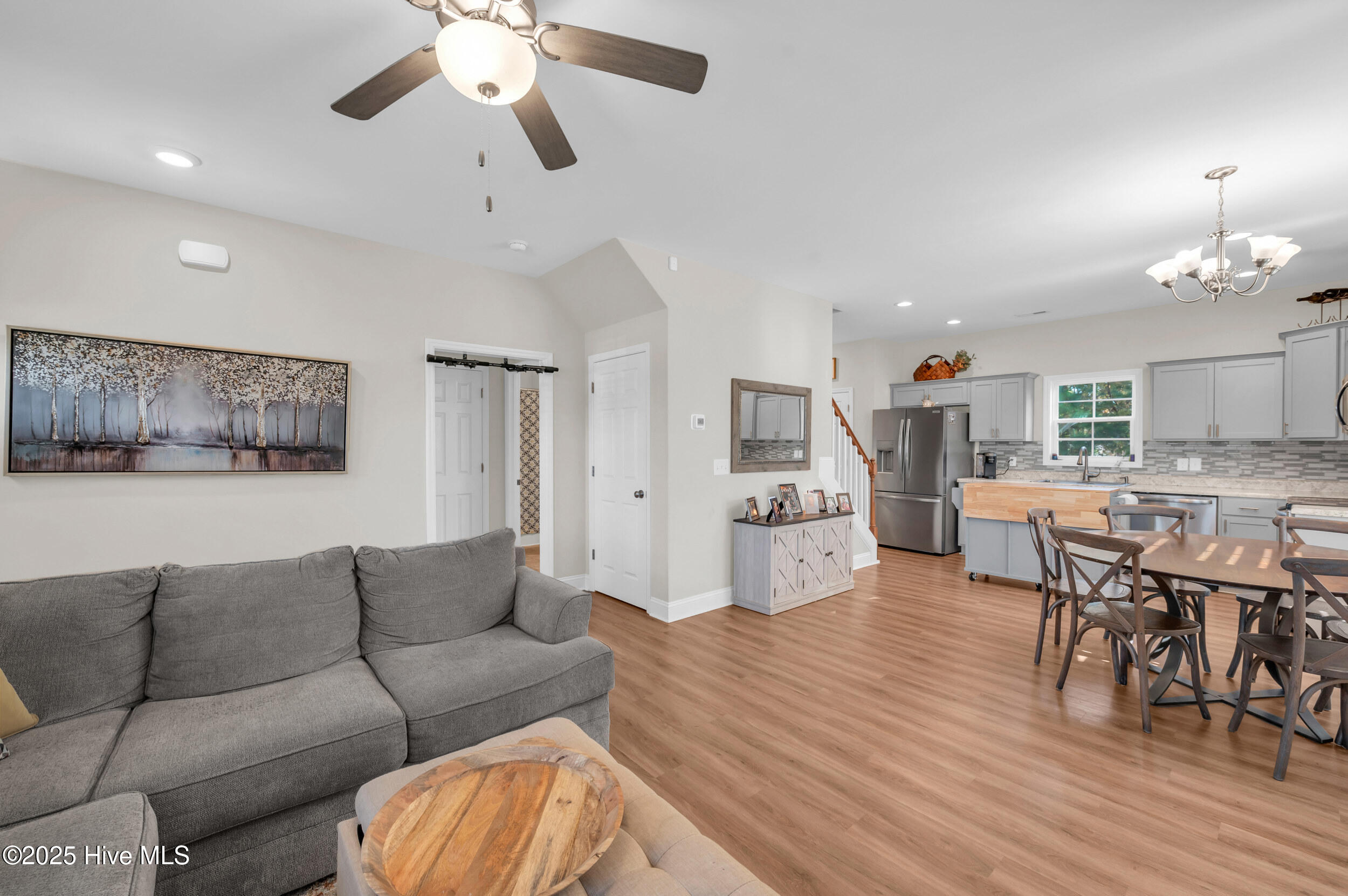 100542089 | Photo 11