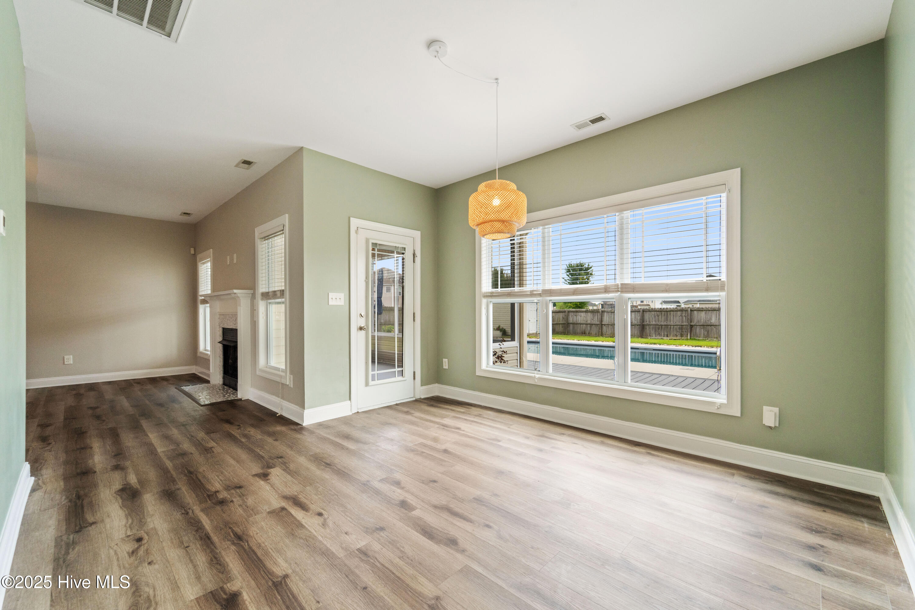 100525842 | Photo 27