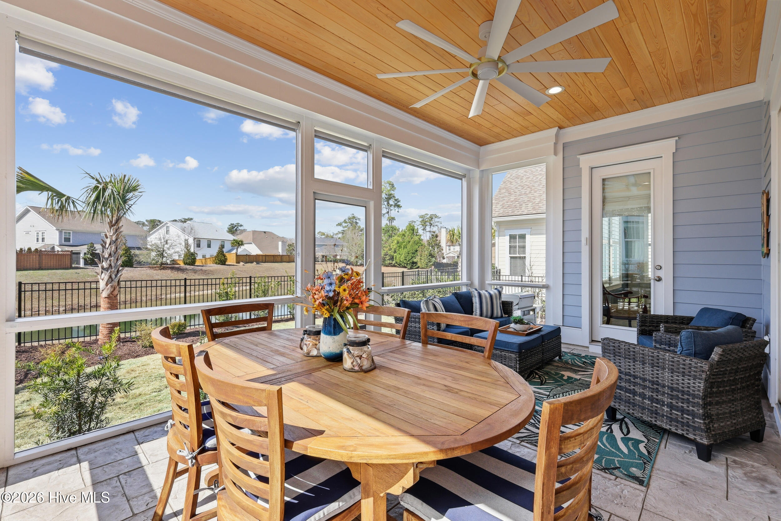 100558657 | Photo 53