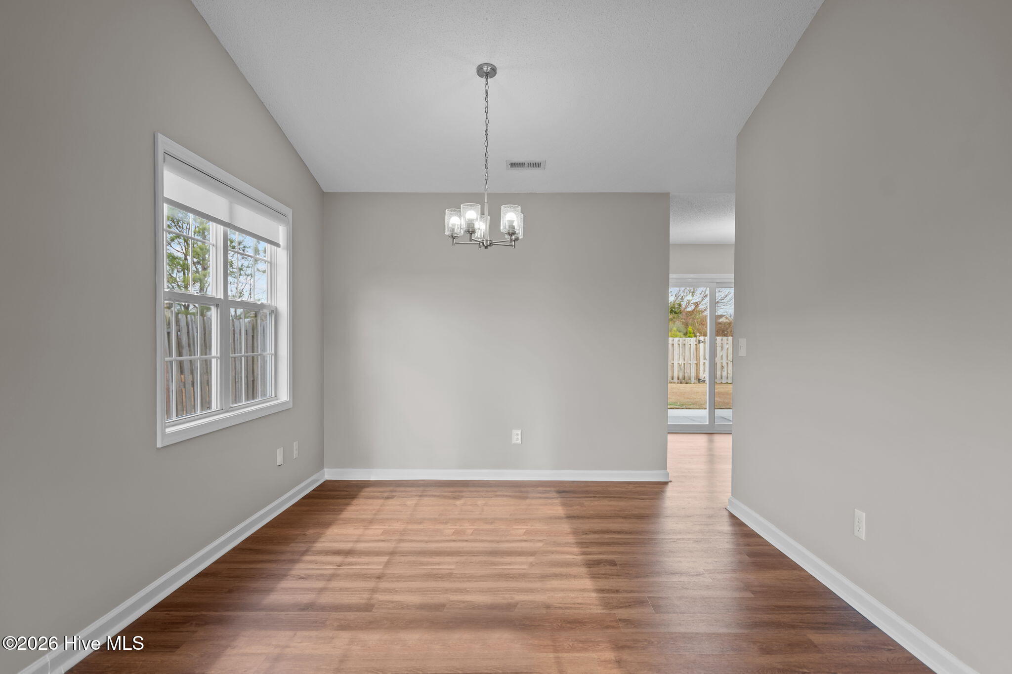 100548271 | Photo 20