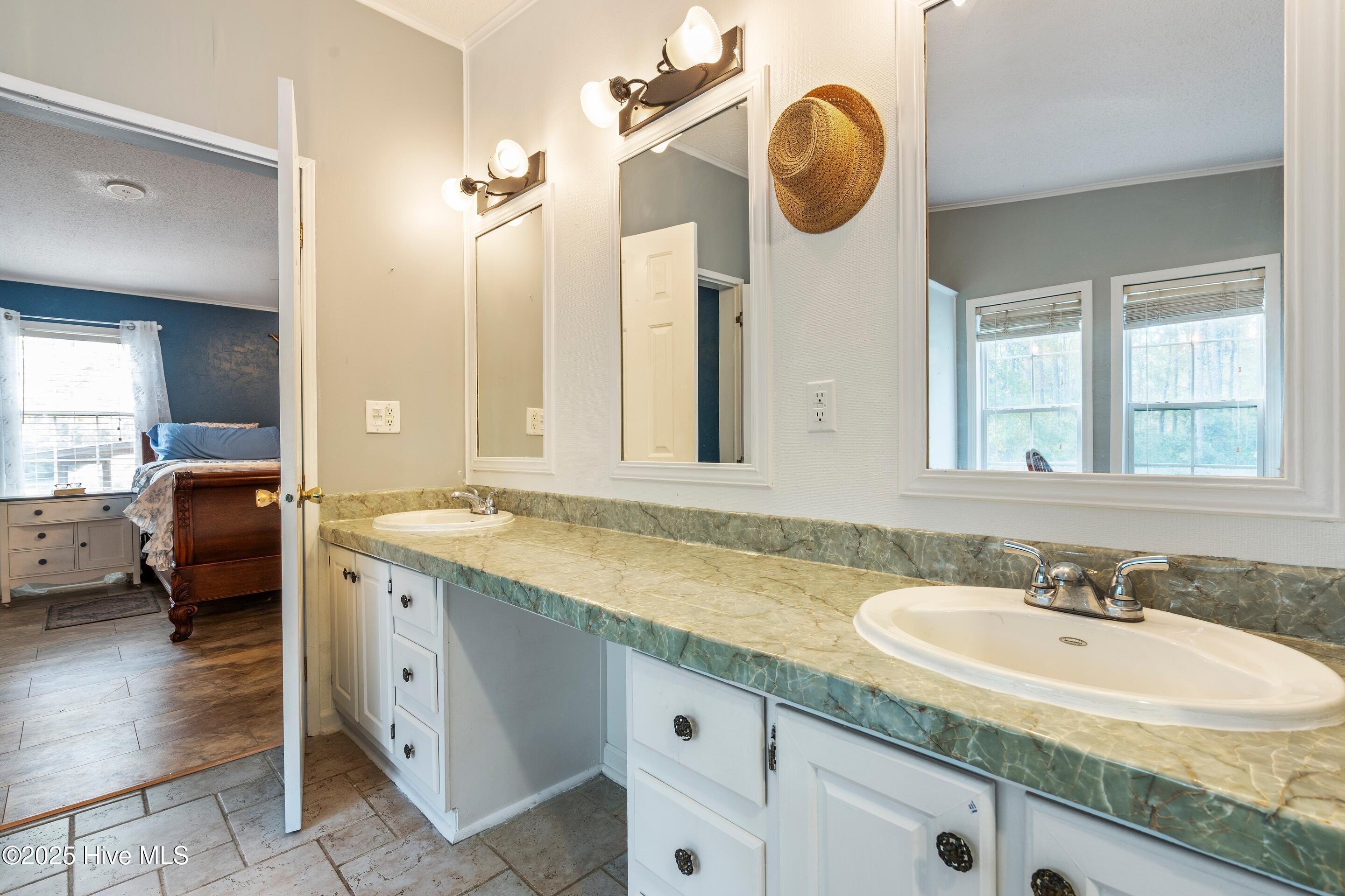 100535667 | Photo 45