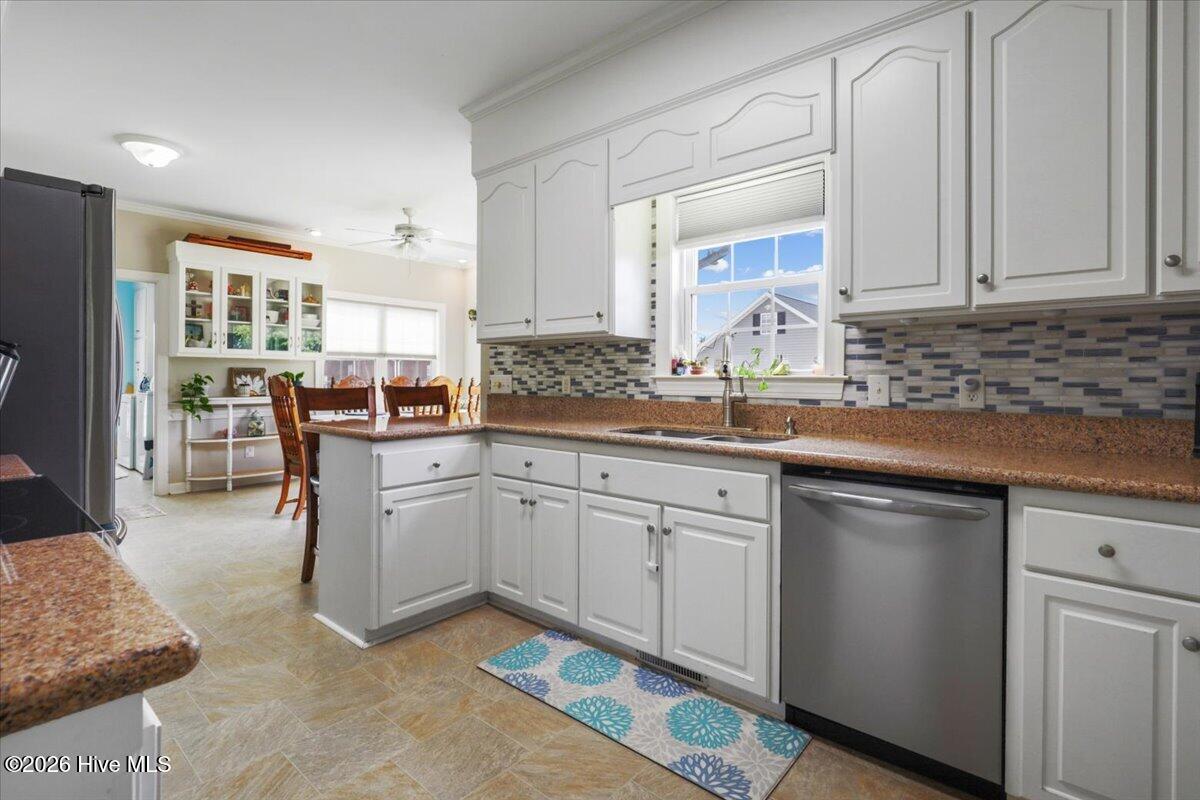 Kitchen to breakfast nook
