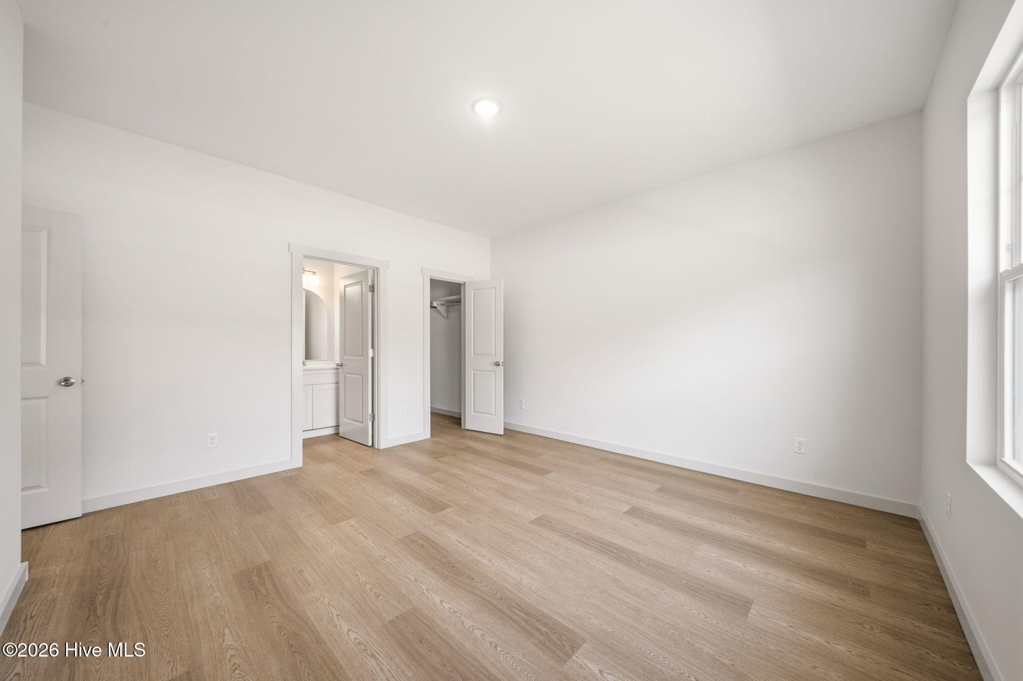 100562147 | Photo 48