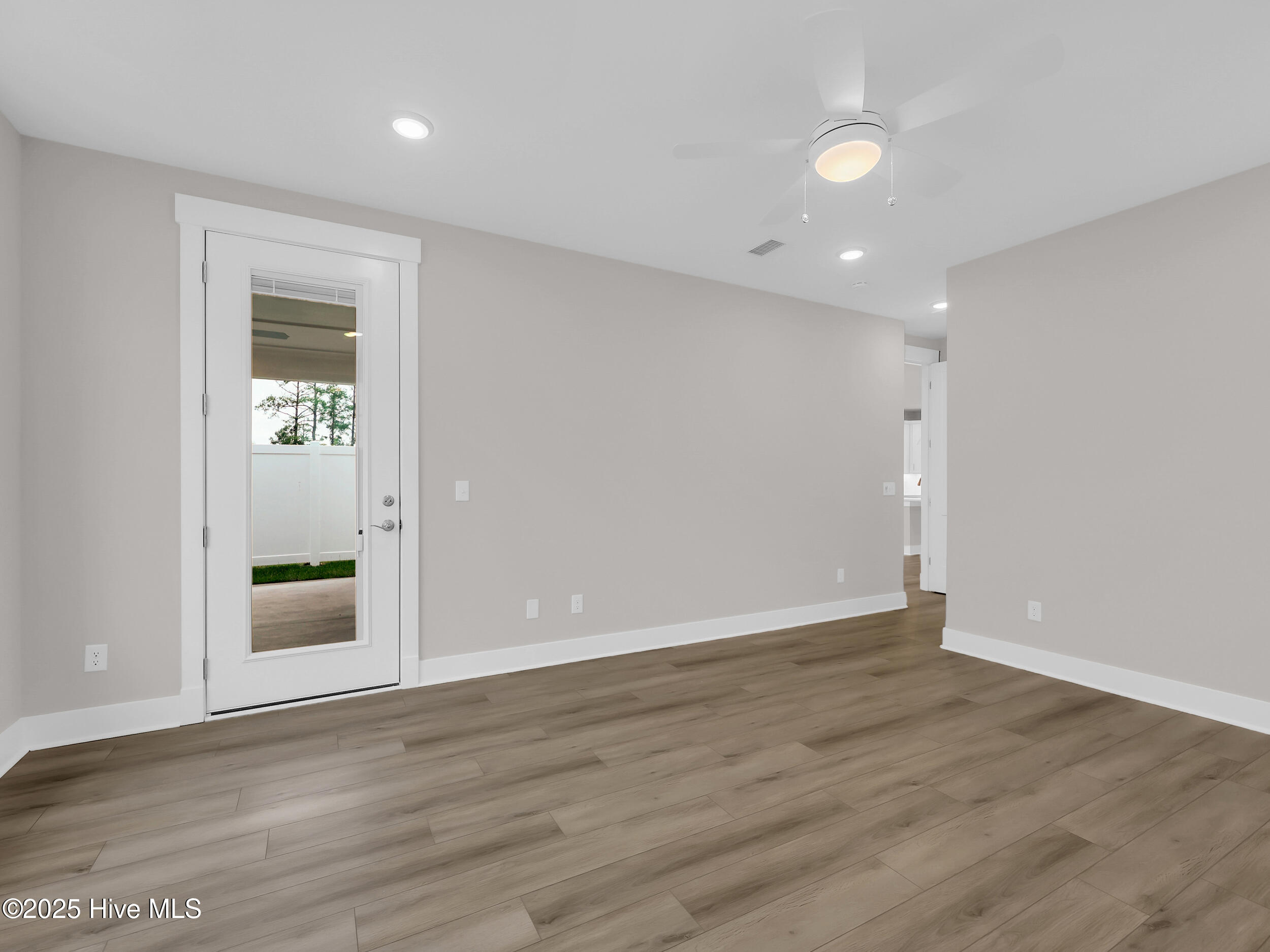 100533655 | Photo 21