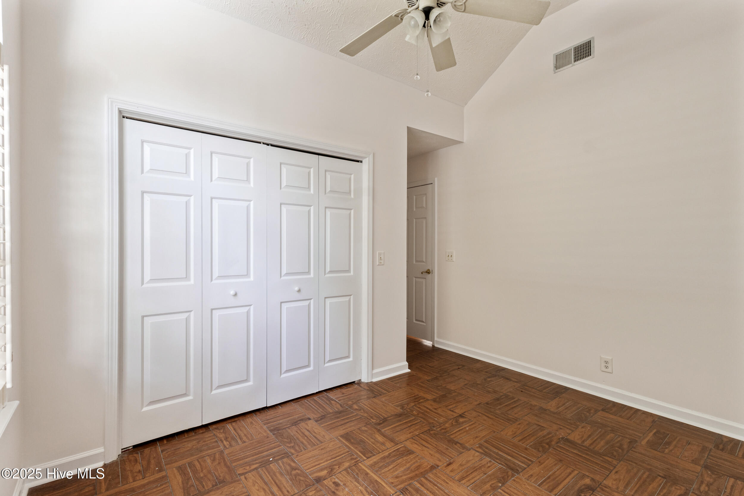 100531370 | Photo 31