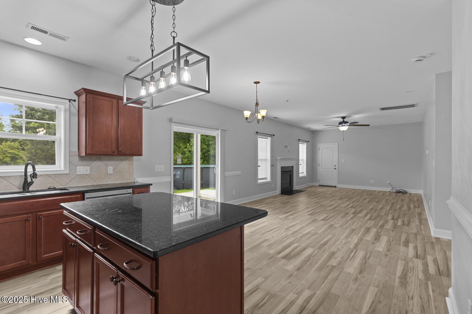 100523446 | Photo 13